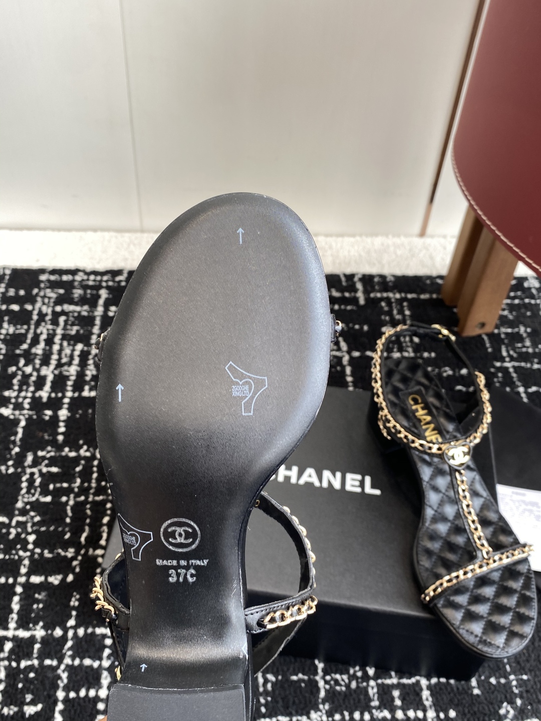 代购级
CHANEL 香奈儿 25ss 链条 粗跟 凉鞋

自留款，真皮底，上脚美到爆，简简单单，夏天必