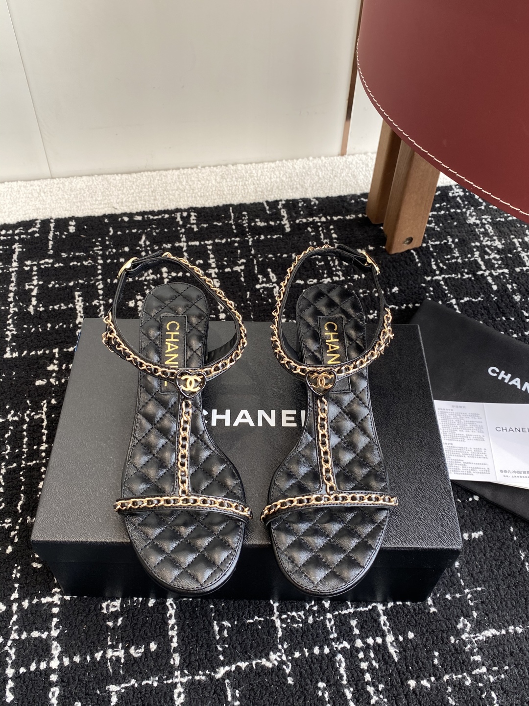 代购级
CHANEL 香奈儿 25ss 链条 粗跟 凉鞋

自留款，真皮底，上脚美到爆，简简单单，夏天必