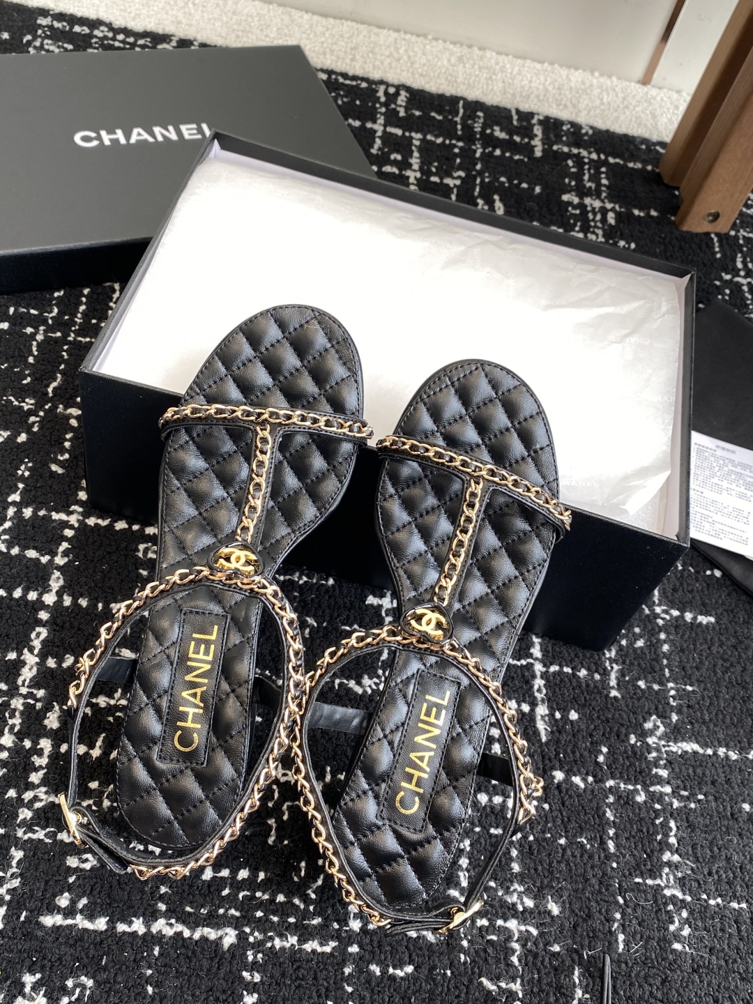 代购级
CHANEL 香奈儿 25ss 链条 粗跟 凉鞋

自留款，真皮底，上脚美到爆，简简单单，夏天必