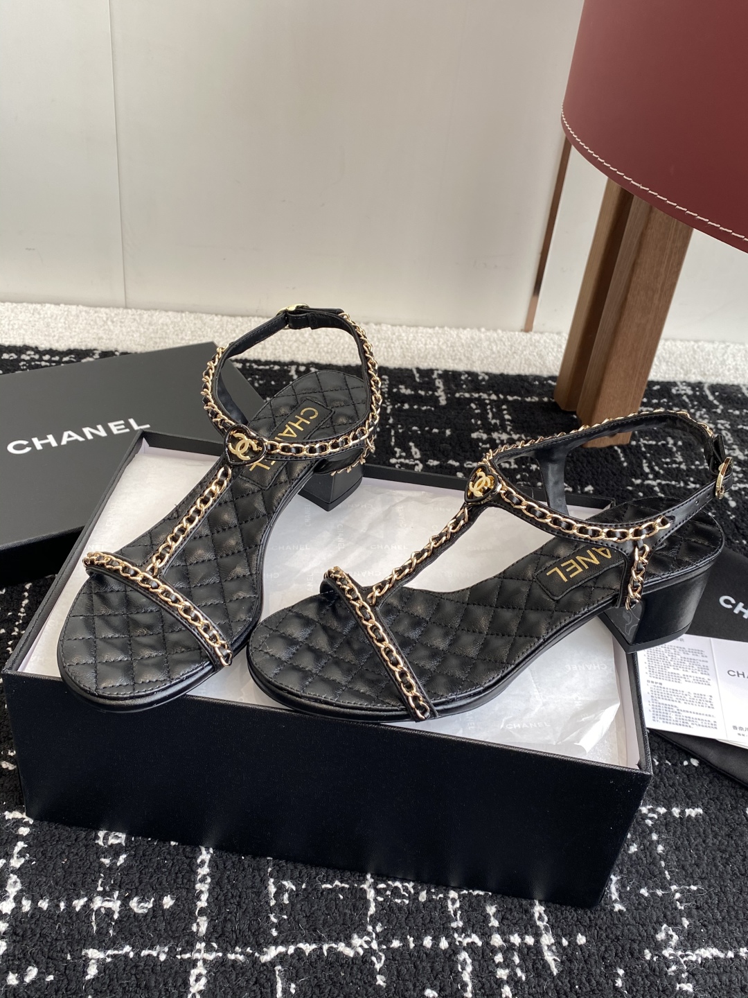代购级
CHANEL 香奈儿 25ss 链条 粗跟 凉鞋

自留款，真皮底，上脚美到爆，简简单单，夏天必