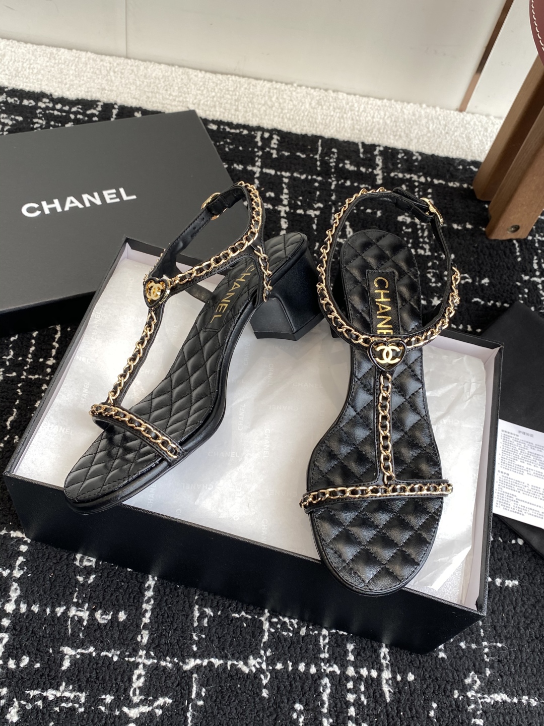 代购级
CHANEL 香奈儿 25ss 链条 粗跟 凉鞋

自留款，真皮底，上脚美到爆，简简单单，夏天必