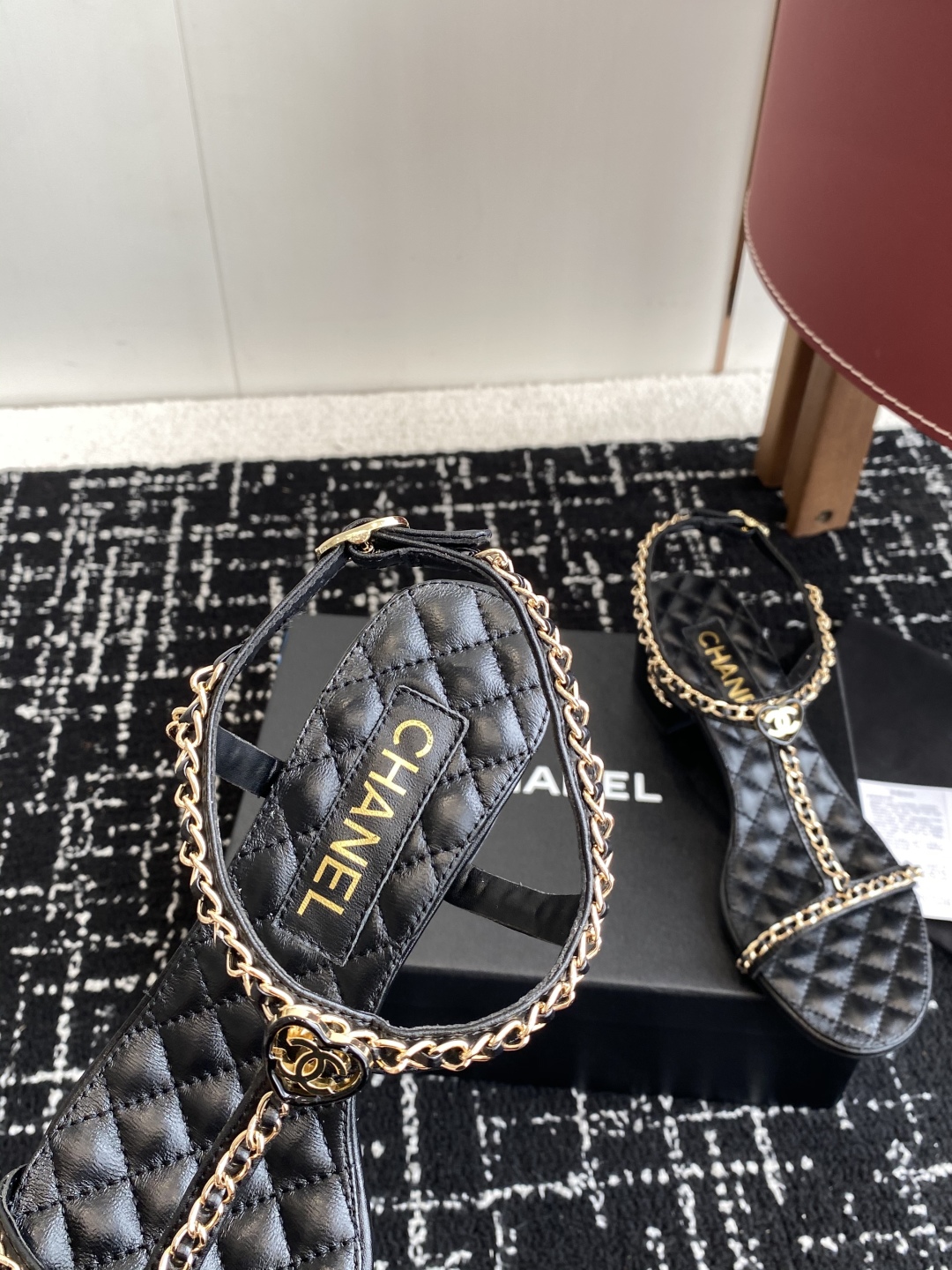 代购级
CHANEL 香奈儿 25ss 链条 粗跟 凉鞋

自留款，真皮底，上脚美到爆，简简单单，夏天必