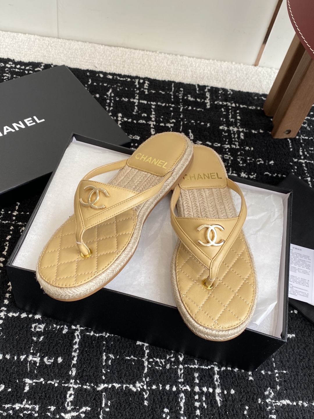 代购级
CHANEL 香奈儿 25ss 夏季新款 编织 夹脚人字拖 海滩必备款

Chanel2025香