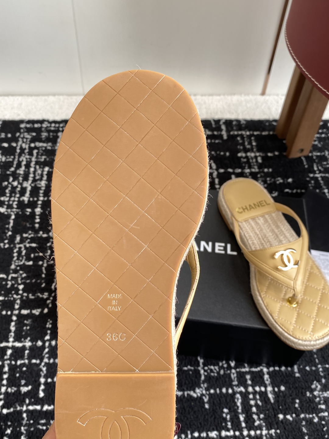 代购级
CHANEL 香奈儿 25ss 夏季新款 编织 夹脚人字拖 海滩必备款

Chanel2025香