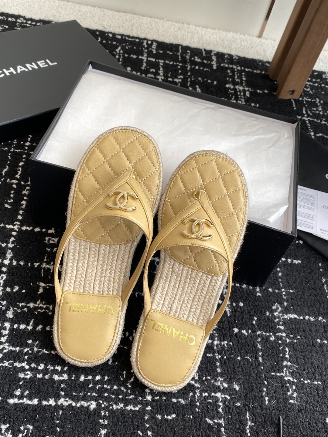 代购级
CHANEL 香奈儿 25ss 夏季新款 编织 夹脚人字拖 海滩必备款

Chanel2025香