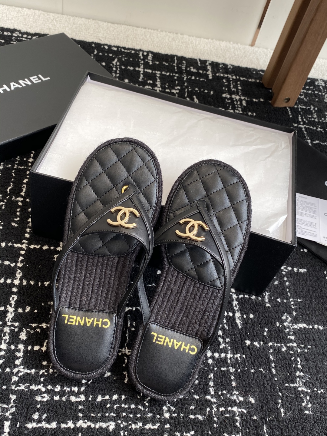 代购级
CHANEL 香奈儿 25ss 夏季新款 编织 夹脚人字拖 海滩必备款

Chanel2025香