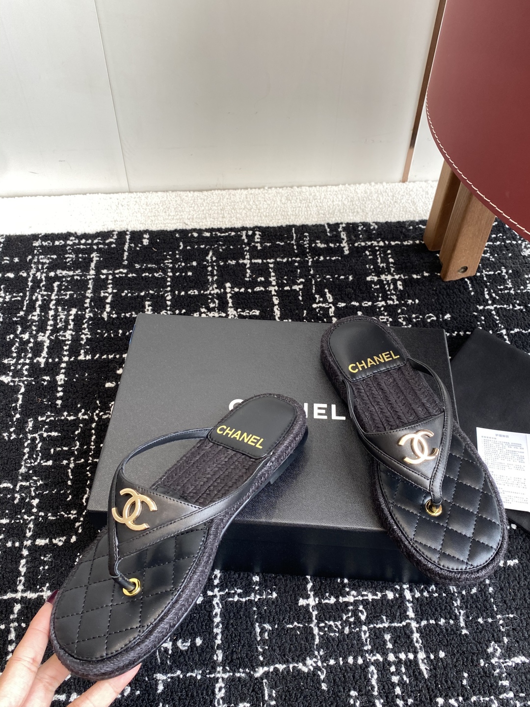 代购级
CHANEL 香奈儿 25ss 夏季新款 编织 夹脚人字拖 海滩必备款

Chanel2025香