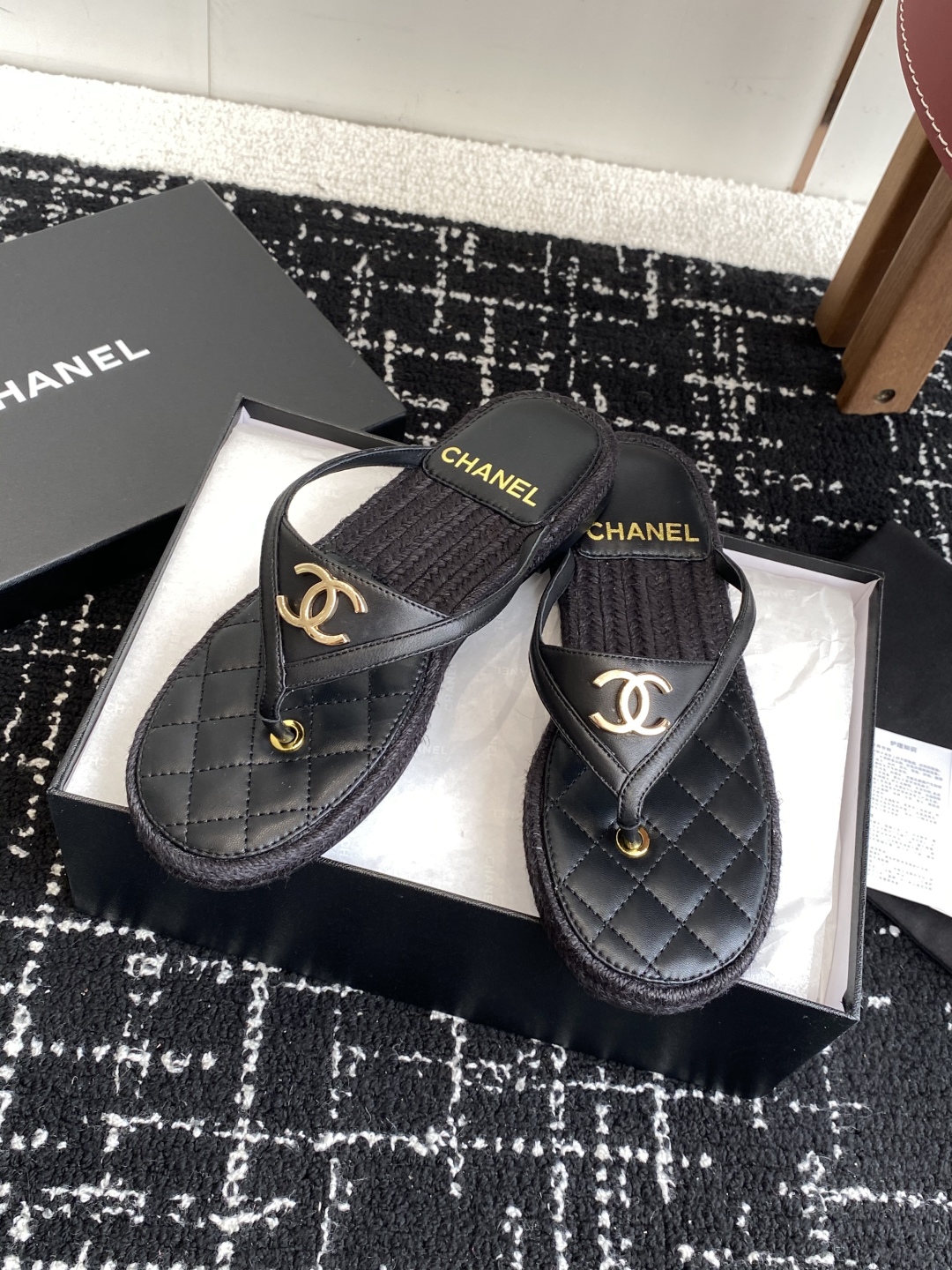 代购级
CHANEL 香奈儿 25ss 夏季新款 编织 夹脚人字拖 海滩必备款

Chanel2025香