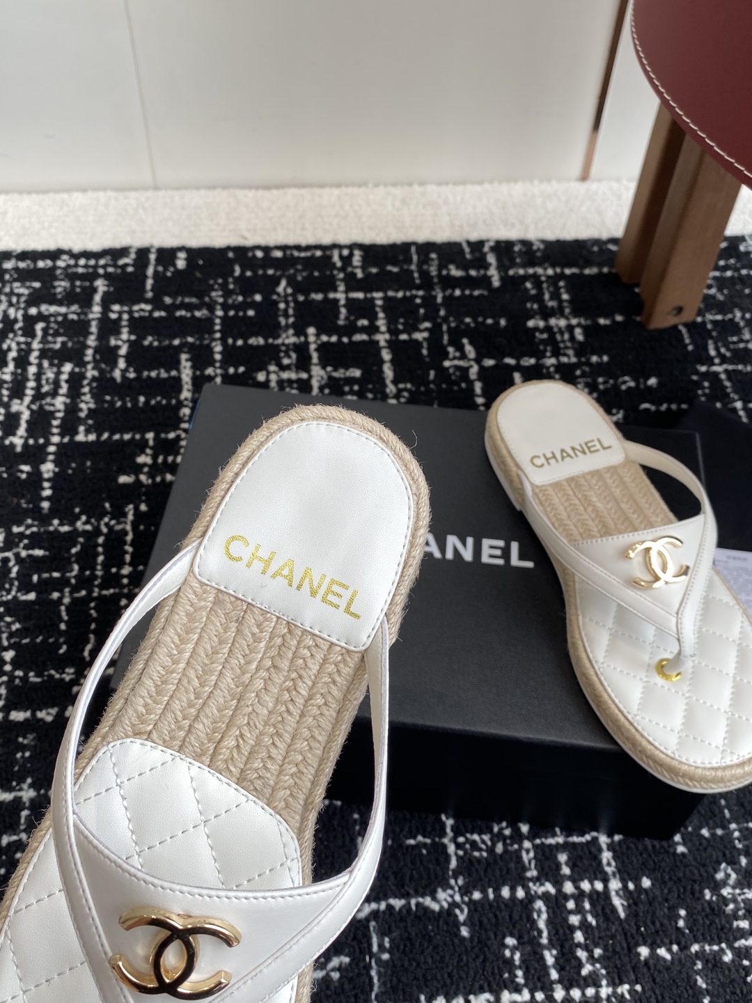 代购级
CHANEL 香奈儿 25ss 夏季新款 编织 夹脚人字拖 海滩必备款

Chanel2025香
