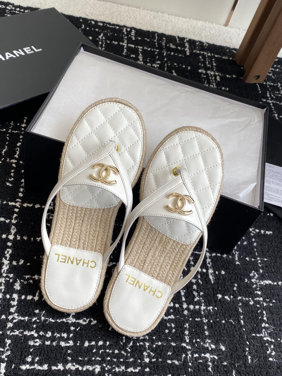 代购级
CHANEL 香奈儿 25ss 夏季新款 编织 夹脚人字拖 海滩必备款

Chanel2025香