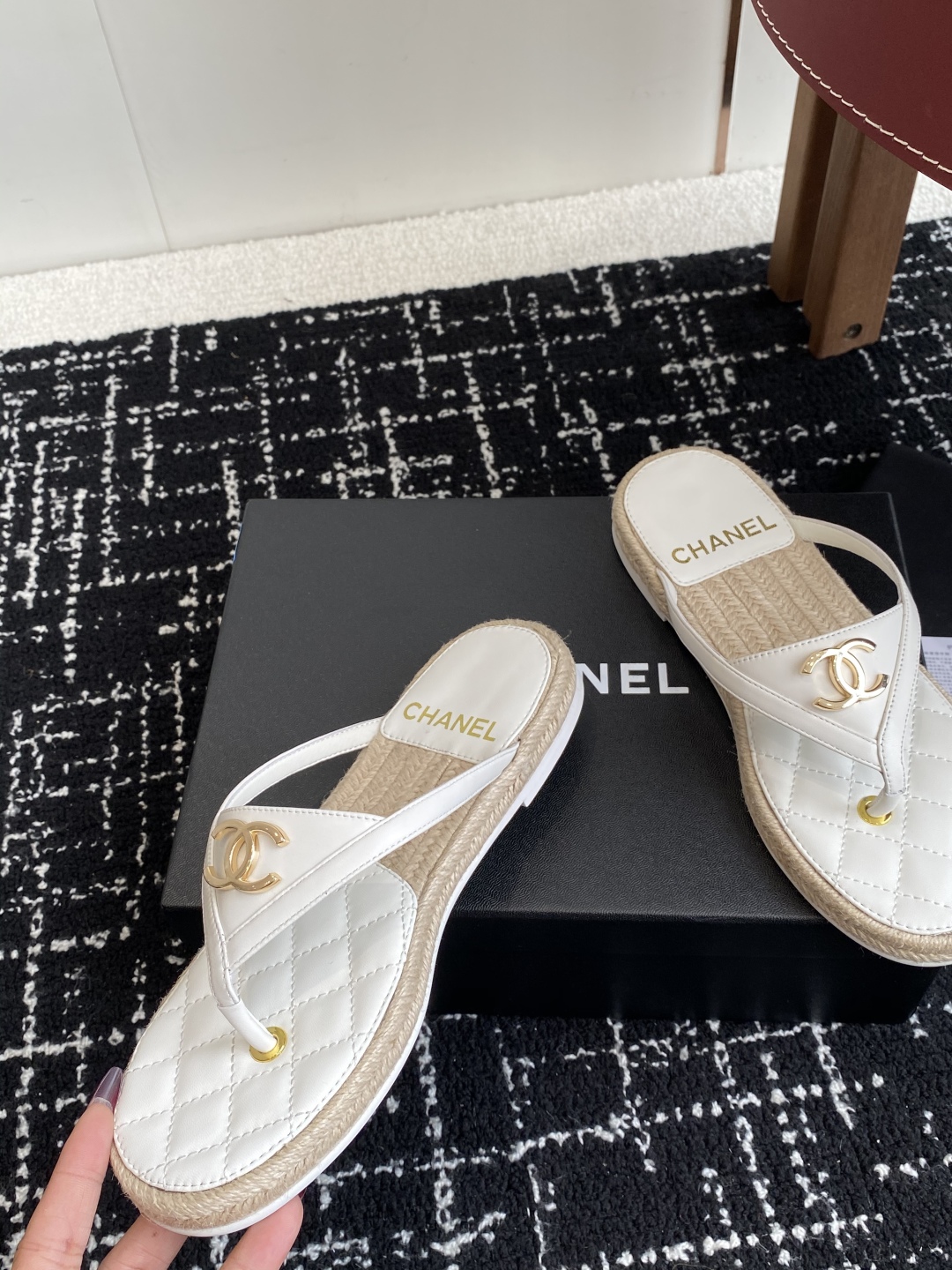 代购级
CHANEL 香奈儿 25ss 夏季新款 编织 夹脚人字拖 海滩必备款

Chanel2025香