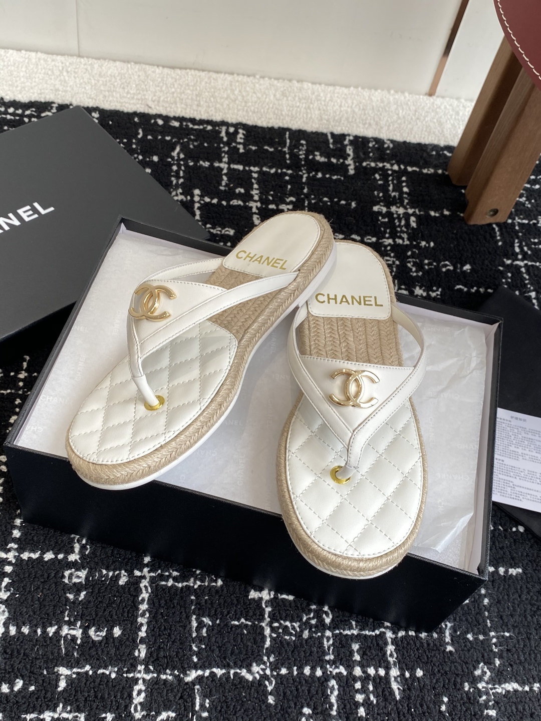 代购级
CHANEL 香奈儿 25ss 夏季新款 编织 夹脚人字拖 海滩必备款

Chanel2025香