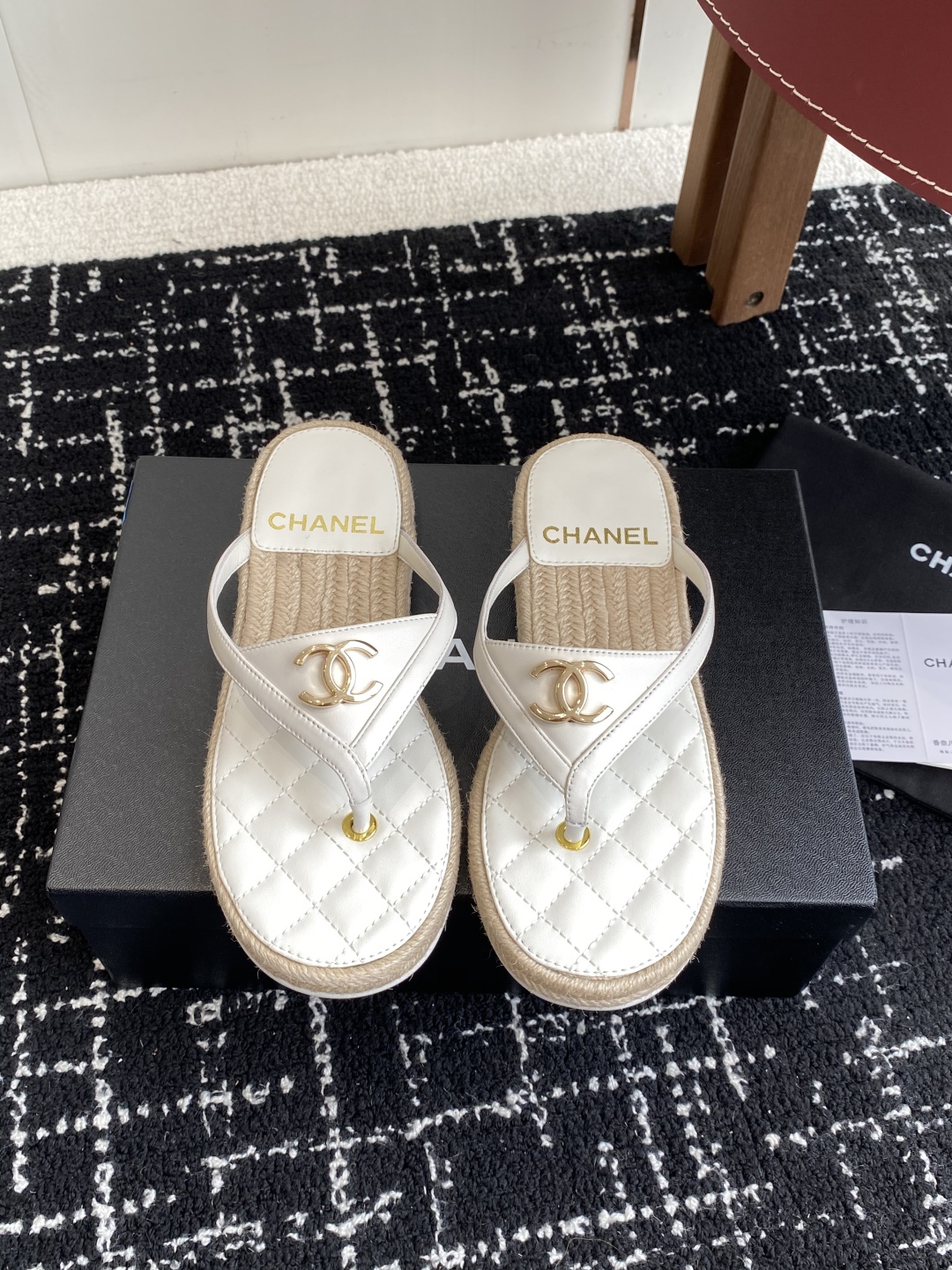 代购级
CHANEL 香奈儿 25ss 夏季新款 编织 夹脚人字拖 海滩必备款

Chanel2025香