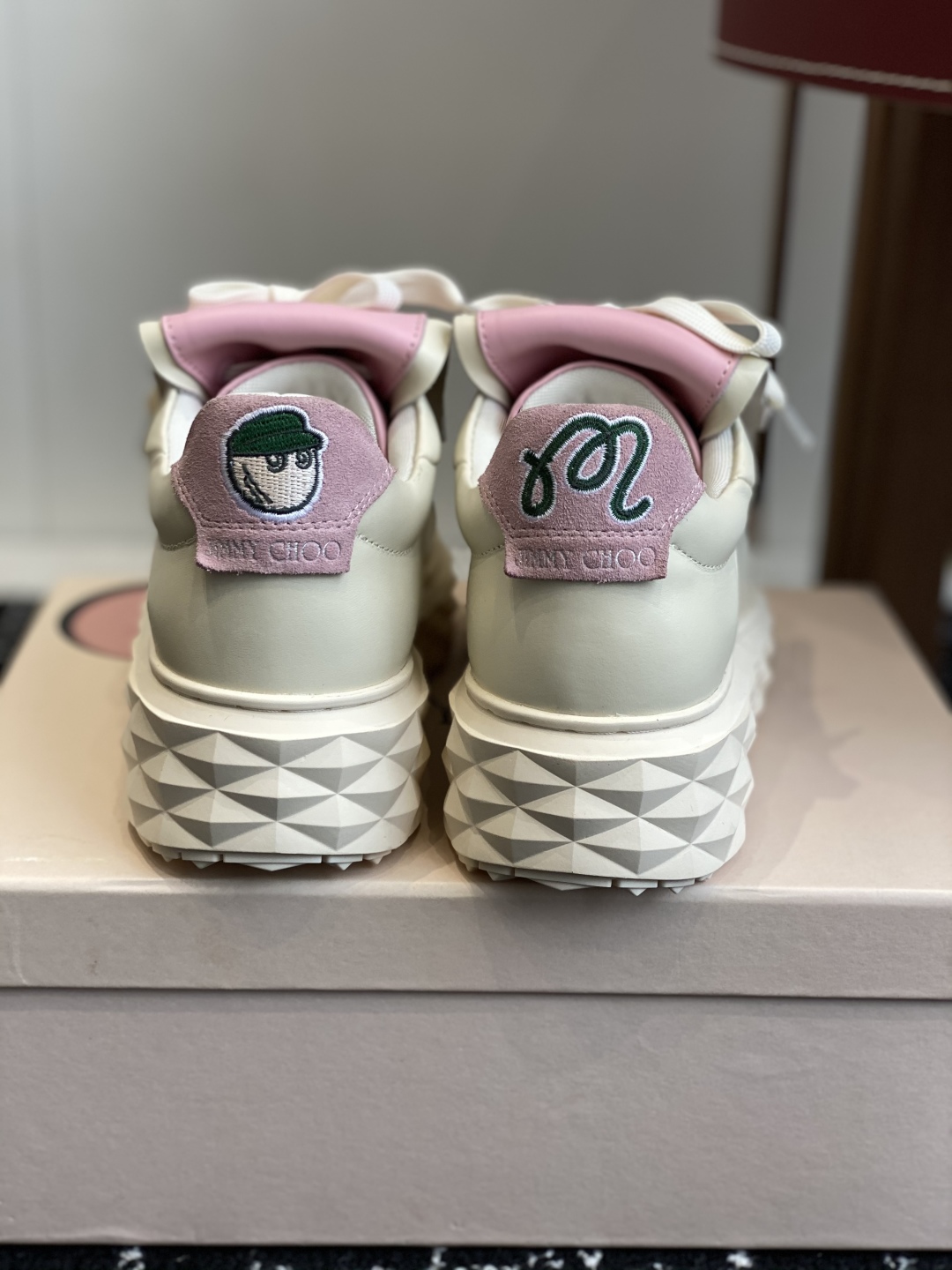 代购级
Jimmy Choo 25ss 最新休闲鞋，专柜主打系列！代购级别！

面料选用原版一致牛皮➕魔