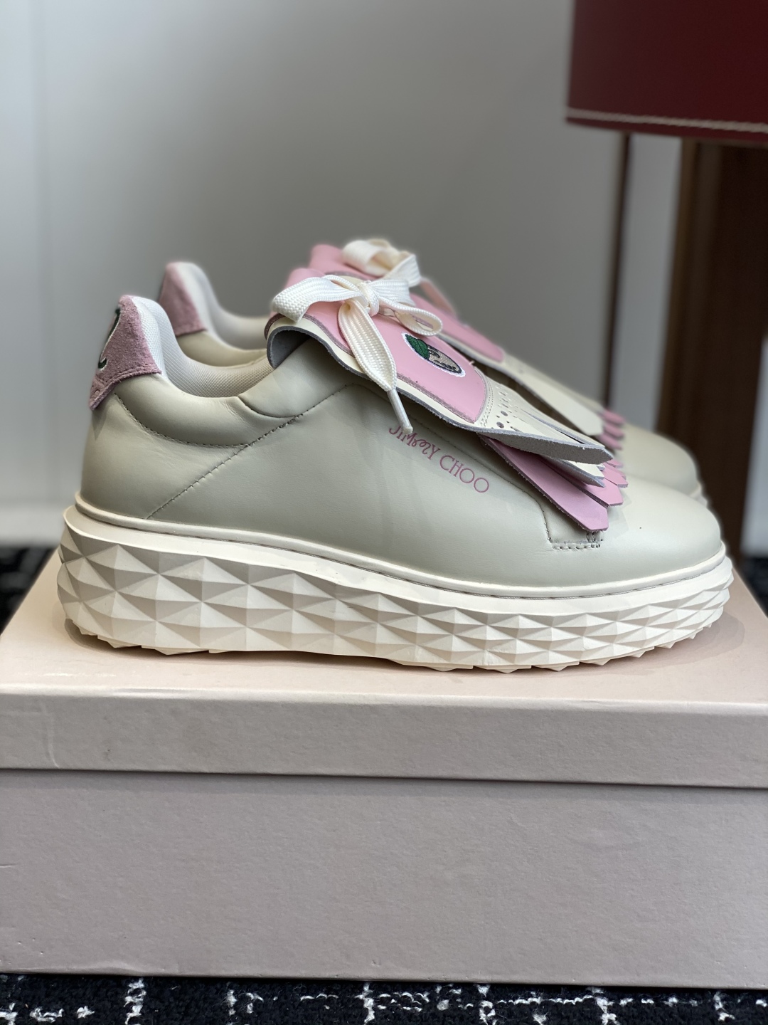 代购级
Jimmy Choo 25ss 最新休闲鞋，专柜主打系列！代购级别！

面料选用原版一致牛皮➕魔