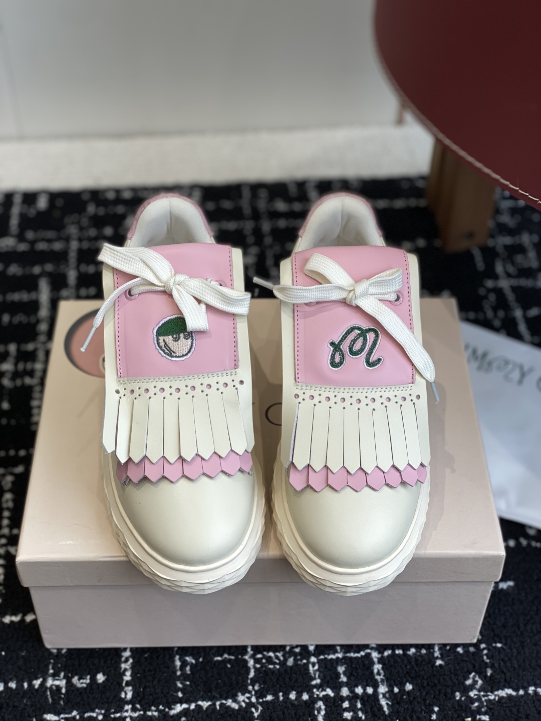 代购级
Jimmy Choo 25ss 最新休闲鞋，专柜主打系列！代购级别！

面料选用原版一致牛皮➕魔