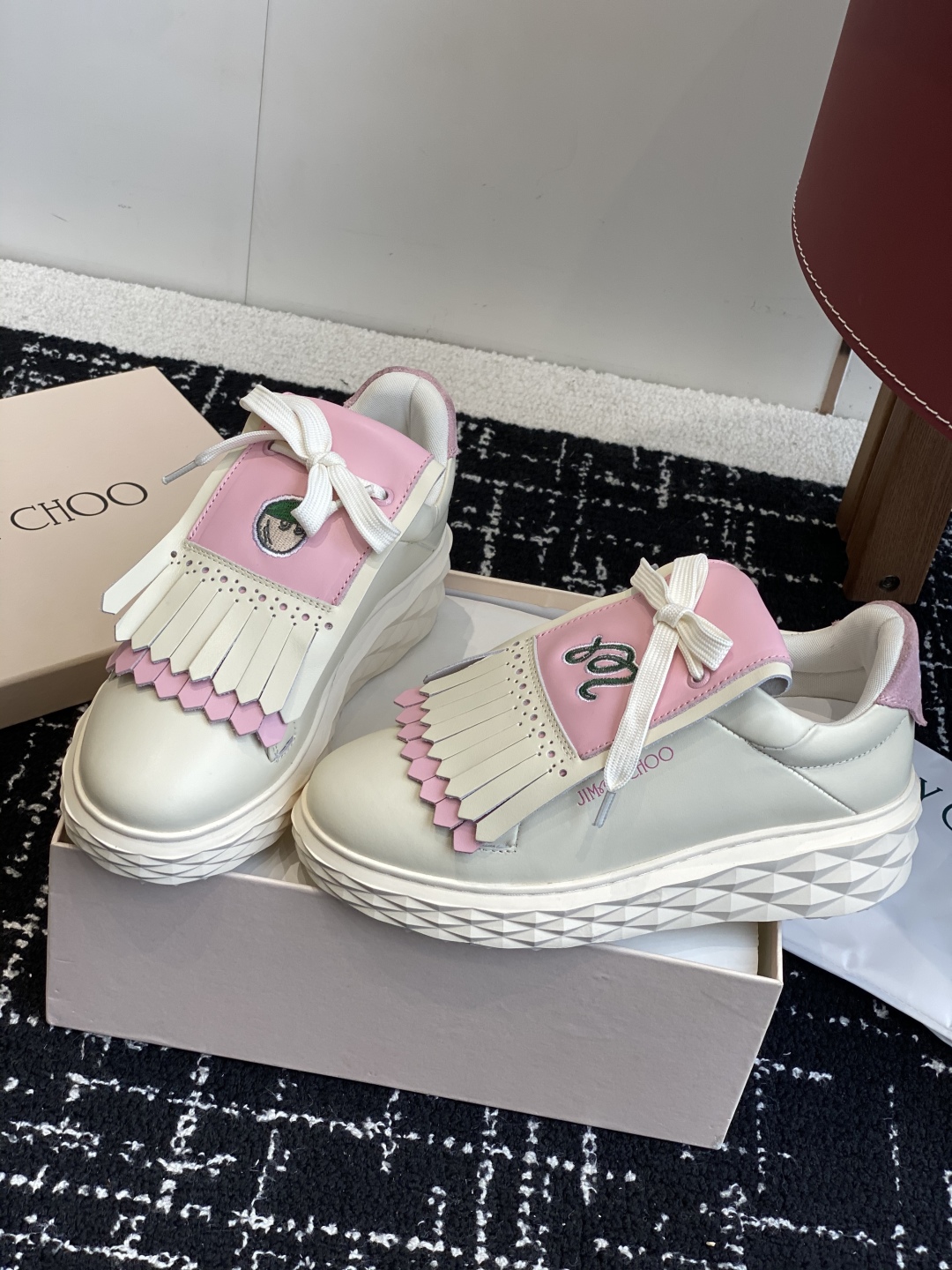代购级
Jimmy Choo 25ss 最新休闲鞋，专柜主打系列！代购级别！

面料选用原版一致牛皮➕魔