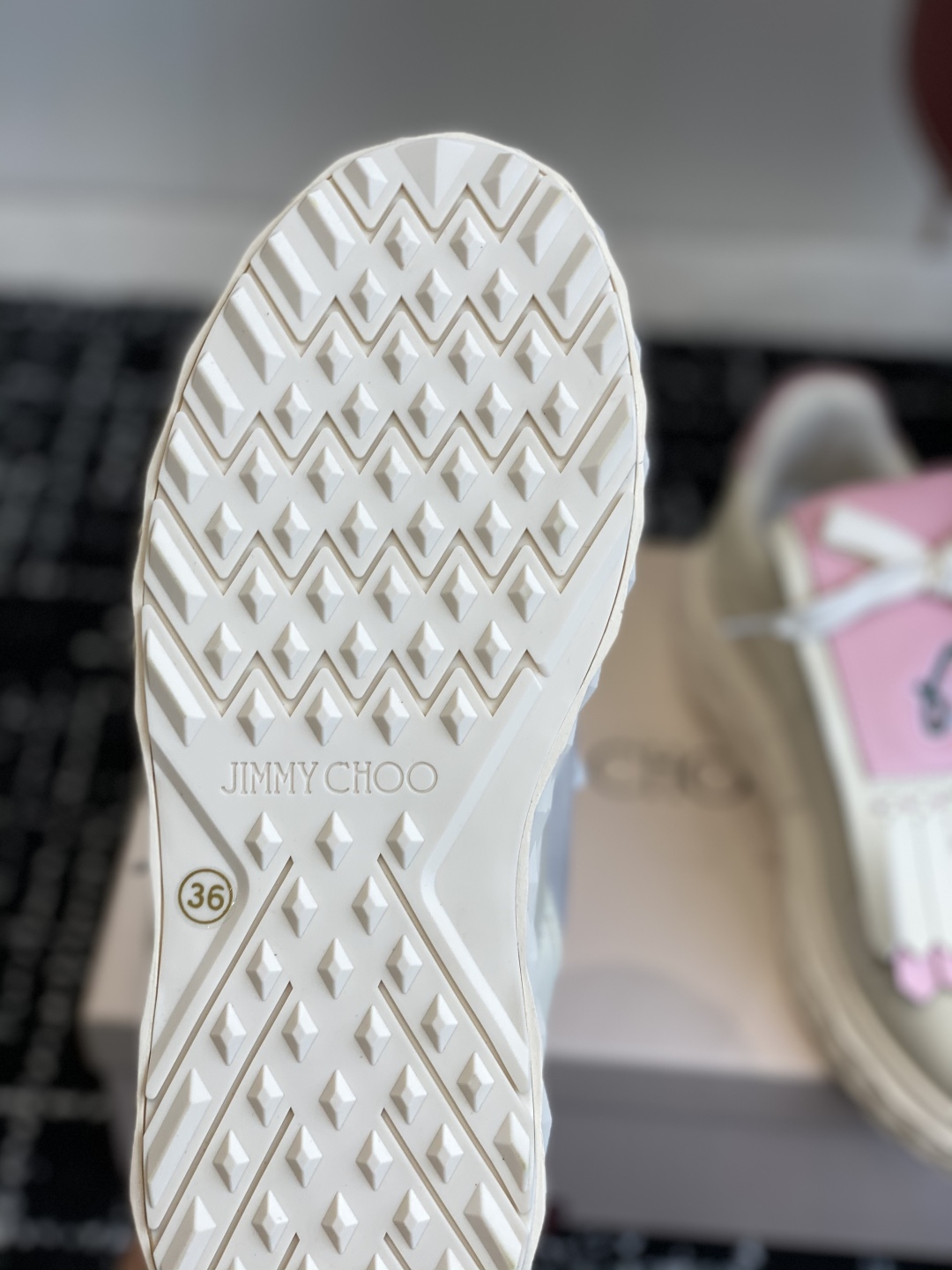 代购级
Jimmy Choo 25ss 最新休闲鞋，专柜主打系列！代购级别！

面料选用原版一致牛皮➕魔