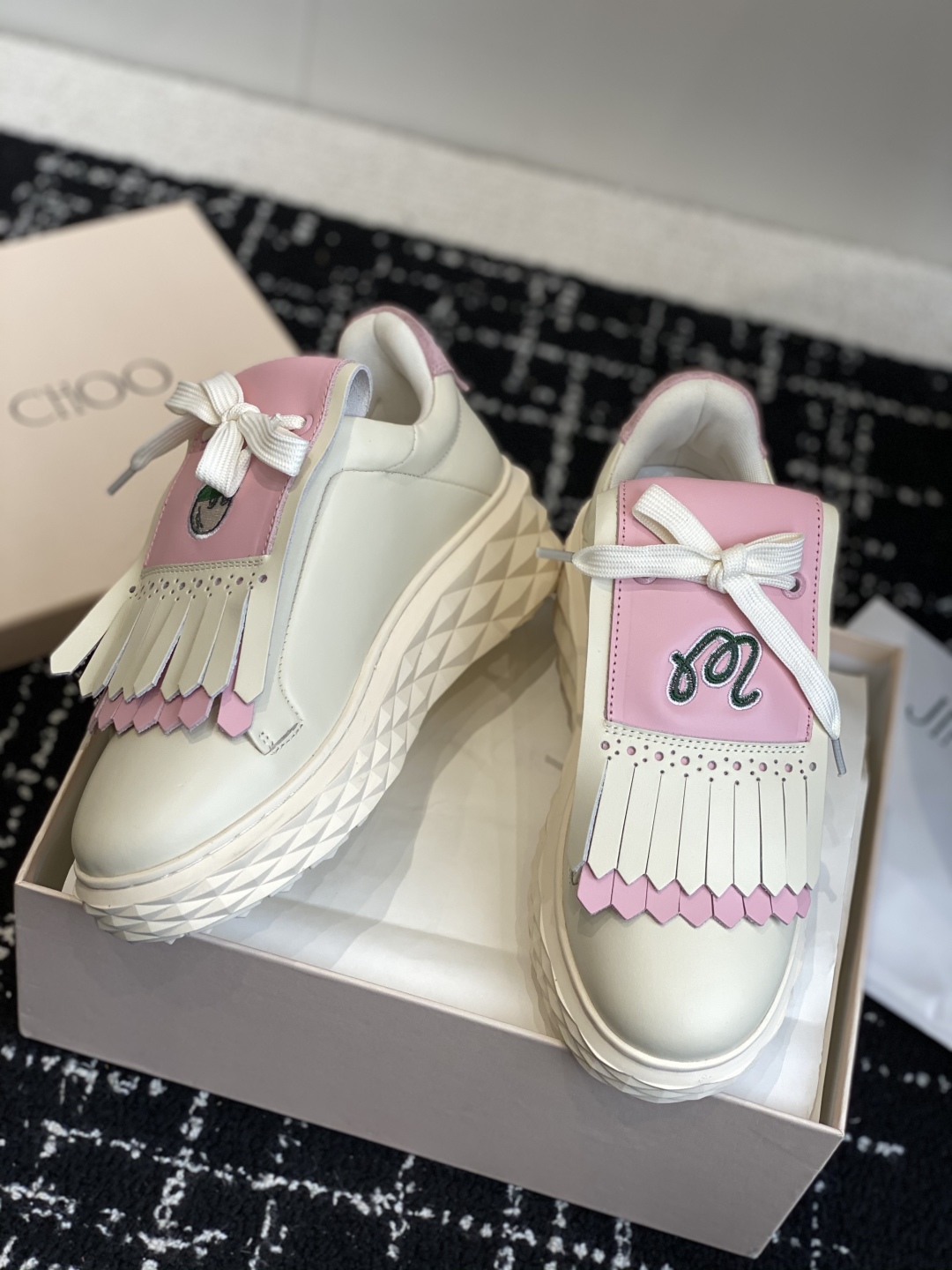 代购级
Jimmy Choo 25ss 最新休闲鞋，专柜主打系列！代购级别！

面料选用原版一致牛皮➕魔