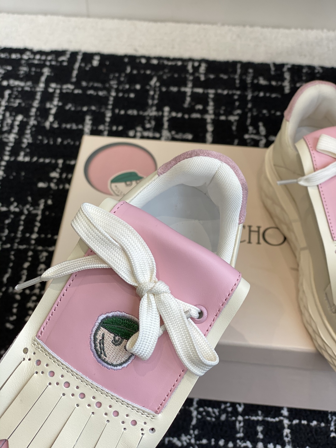 代购级
Jimmy Choo 25ss 最新休闲鞋，专柜主打系列！代购级别！

面料选用原版一致牛皮➕魔