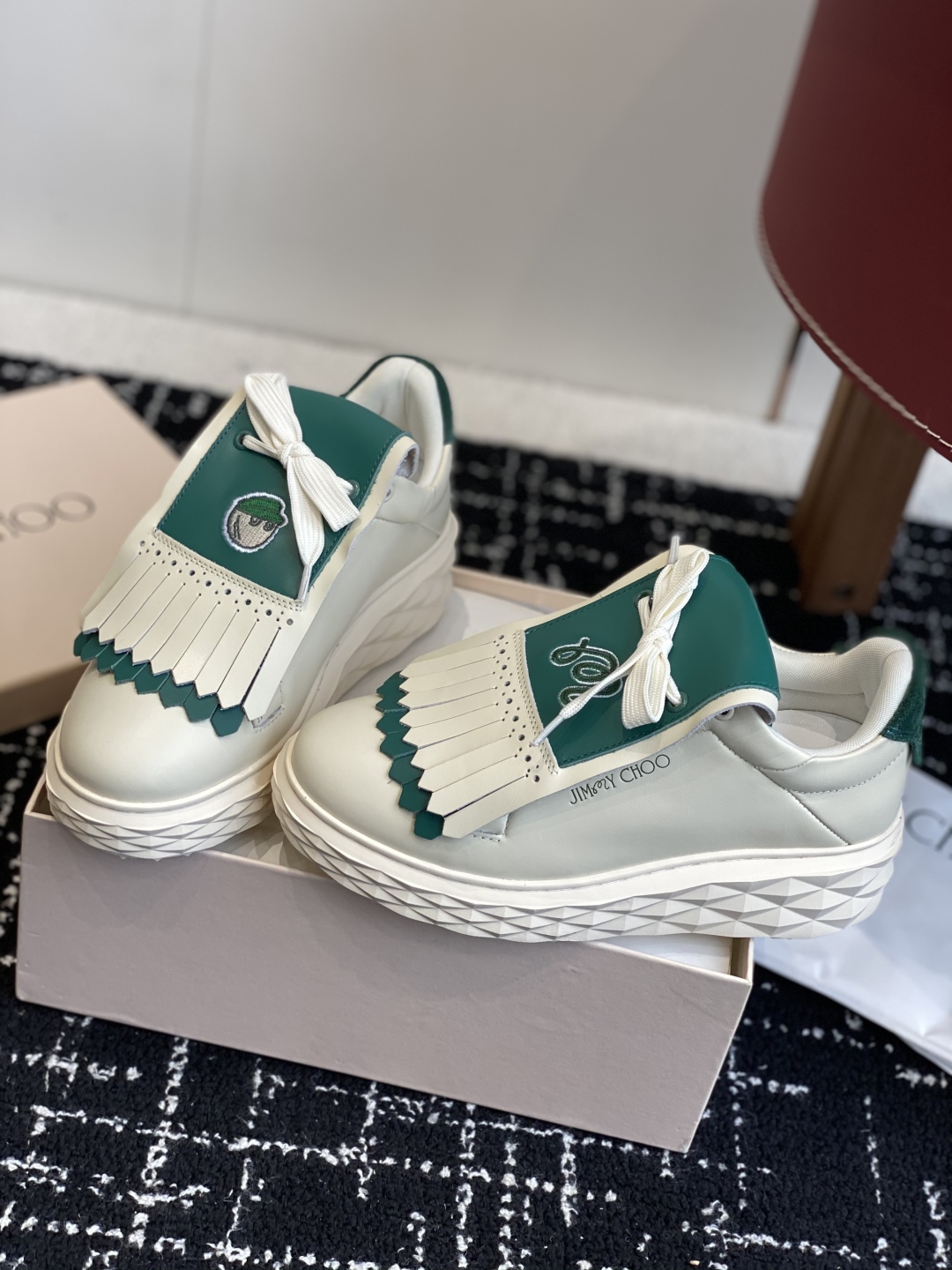 代购级
Jimmy Choo 25ss 最新休闲鞋，专柜主打系列！代购级别！

面料选用原版一致牛皮➕魔