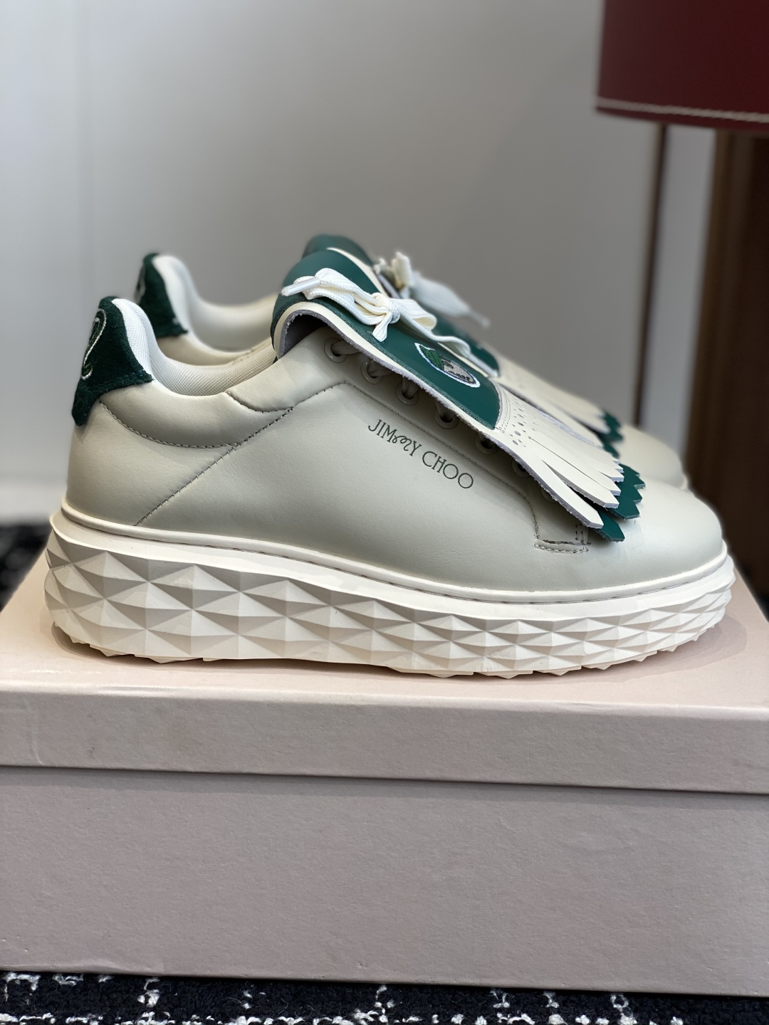 代购级
Jimmy Choo 25ss 最新休闲鞋，专柜主打系列！代购级别！

面料选用原版一致牛皮➕魔