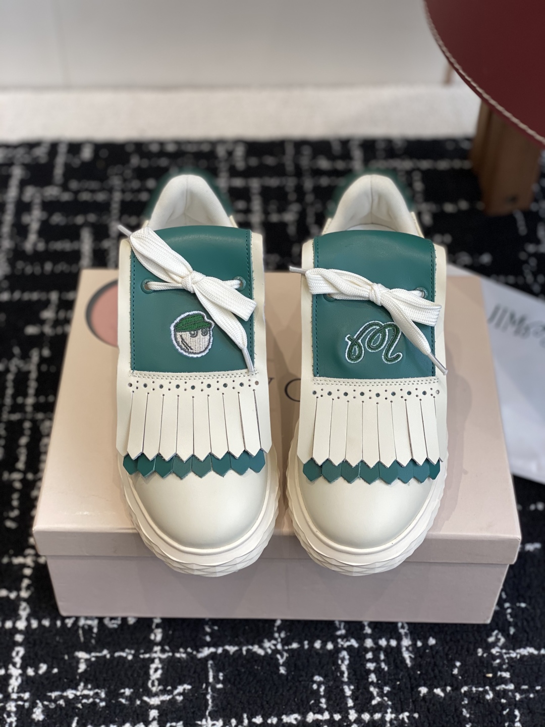 代购级
Jimmy Choo 25ss 最新休闲鞋，专柜主打系列！代购级别！

面料选用原版一致牛皮➕魔