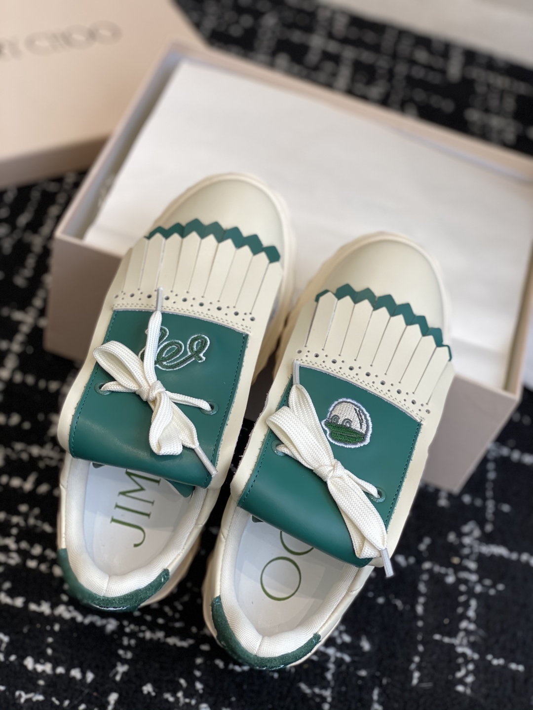代购级
Jimmy Choo 25ss 最新休闲鞋，专柜主打系列！代购级别！

面料选用原版一致牛皮➕魔