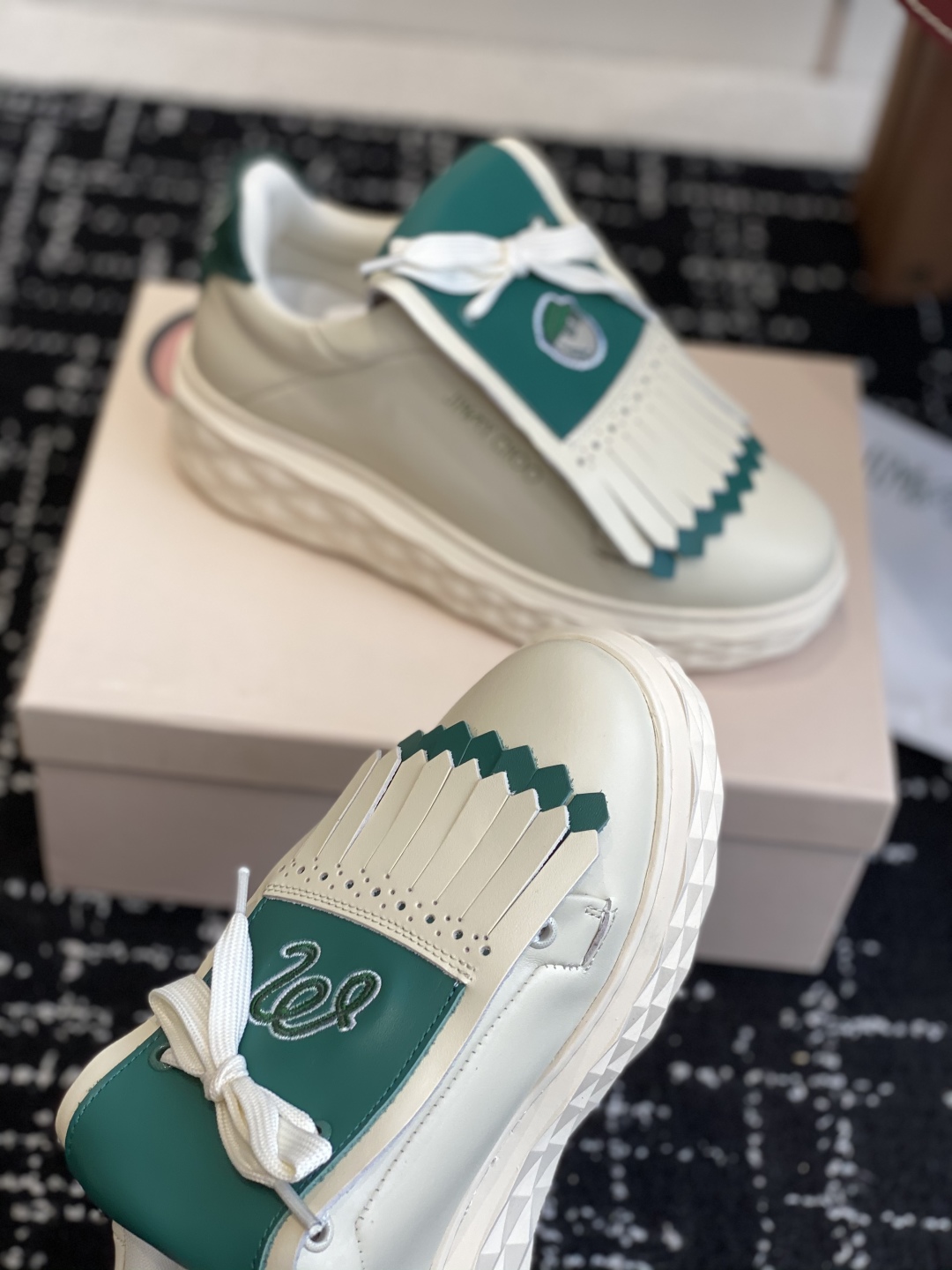 代购级
Jimmy Choo 25ss 最新休闲鞋，专柜主打系列！代购级别！

面料选用原版一致牛皮➕魔