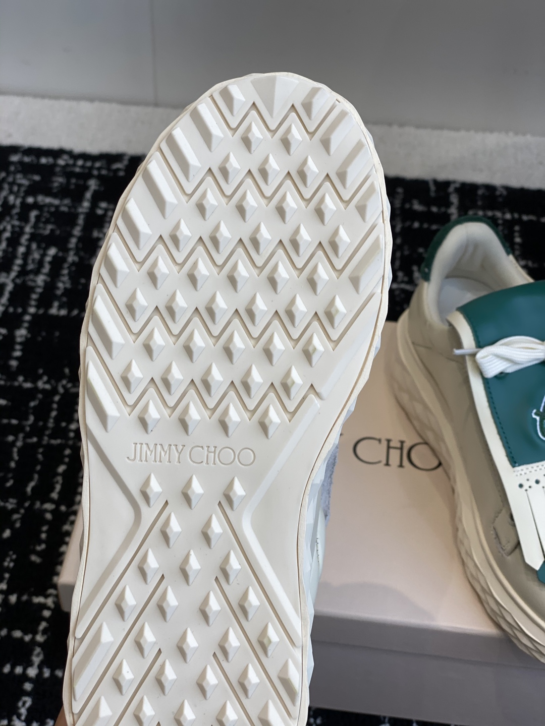 代购级
Jimmy Choo 25ss 最新休闲鞋，专柜主打系列！代购级别！

面料选用原版一致牛皮➕魔