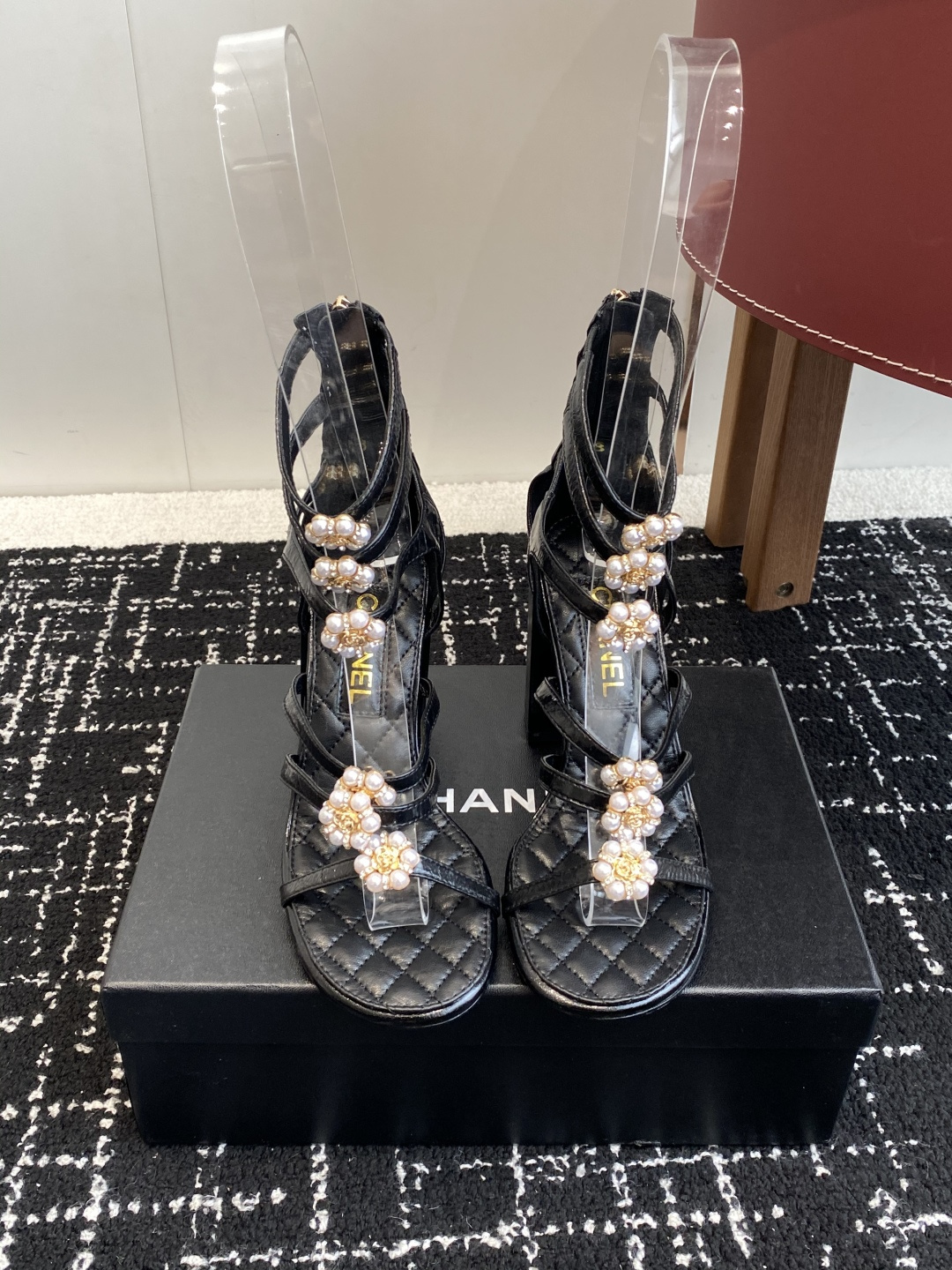 NO:692457,Purchasing agent sandals, sandal boots, CHANEL 25ss pearl camellia, thick heel sandals, self-reserved, genuine leather soles, extremely beautiful on the feet, simple, must-have small sandals in summer. Developed according to version, you can walk around casually without wearing your feet. The one-strap drag that dominates the entire show is here!  !  !  Fabric imported sheepskin outsole Italian genuine leather outsole Heel height 9cm Size#35-41 (40 41 custom-made and non-returnable), boots and sandals, chanel, chanel, sandals, boots, sheepskin, Leather soles19860909代购级凉鞋 凉靴 CHANEL 香奈儿 25ss 珍珠茶花 粗跟 凉鞋 自留款,真皮底,上脚美到爆,简简单单,夏天必须要有的小凉鞋 对版开发,随便暴走不磨脚,称霸整个秀场的一字带拖它来啦！！！ 面料进口绵羊皮 大底 意大利真皮大底 跟高9cm Size#35-41（40 41定做不退换）,靴子凉鞋,chanel,chanel,sandals,boots,sheepskin,Leather soles,Women's Shoes