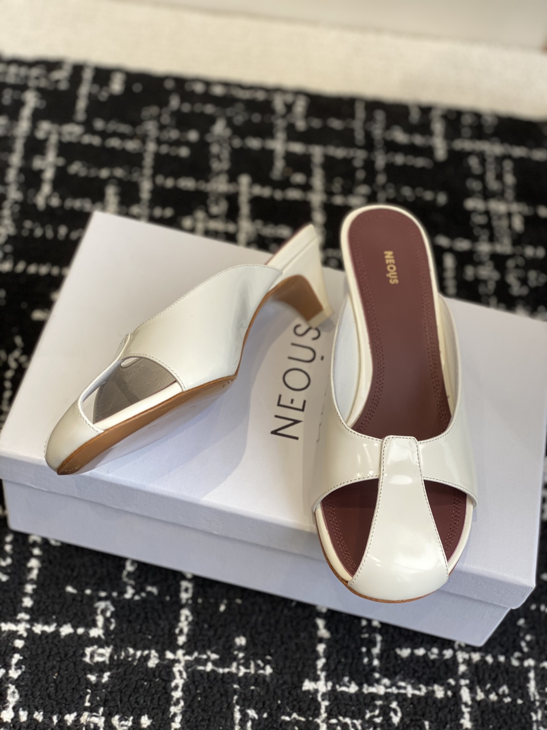代购级
NEOUS 25ss 春夏新款 细跟 穆勒拖鞋

舒适又时髦的鞋子永远不嫌多，来自伦敦的小众鞋履