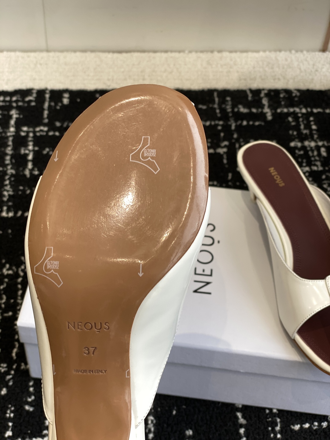 代购级
NEOUS 25ss 春夏新款 细跟 穆勒拖鞋

舒适又时髦的鞋子永远不嫌多，来自伦敦的小众鞋履