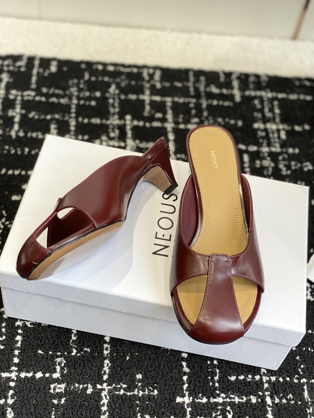 代购级
NEOUS 25ss 春夏新款 细跟 穆勒拖鞋

舒适又时髦的鞋子永远不嫌多，来自伦敦的小众鞋履