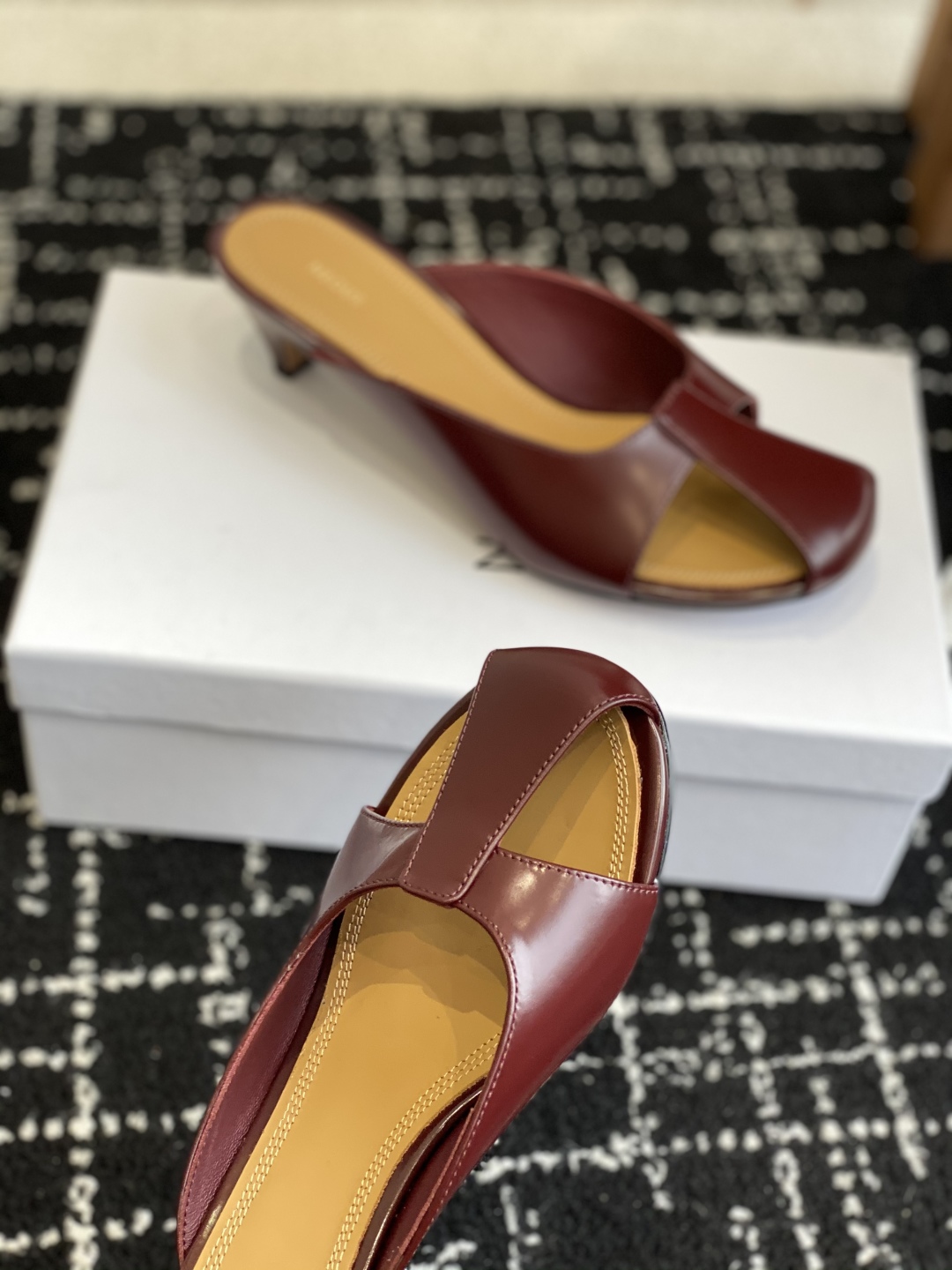 代购级
NEOUS 25ss 春夏新款 细跟 穆勒拖鞋

舒适又时髦的鞋子永远不嫌多，来自伦敦的小众鞋履