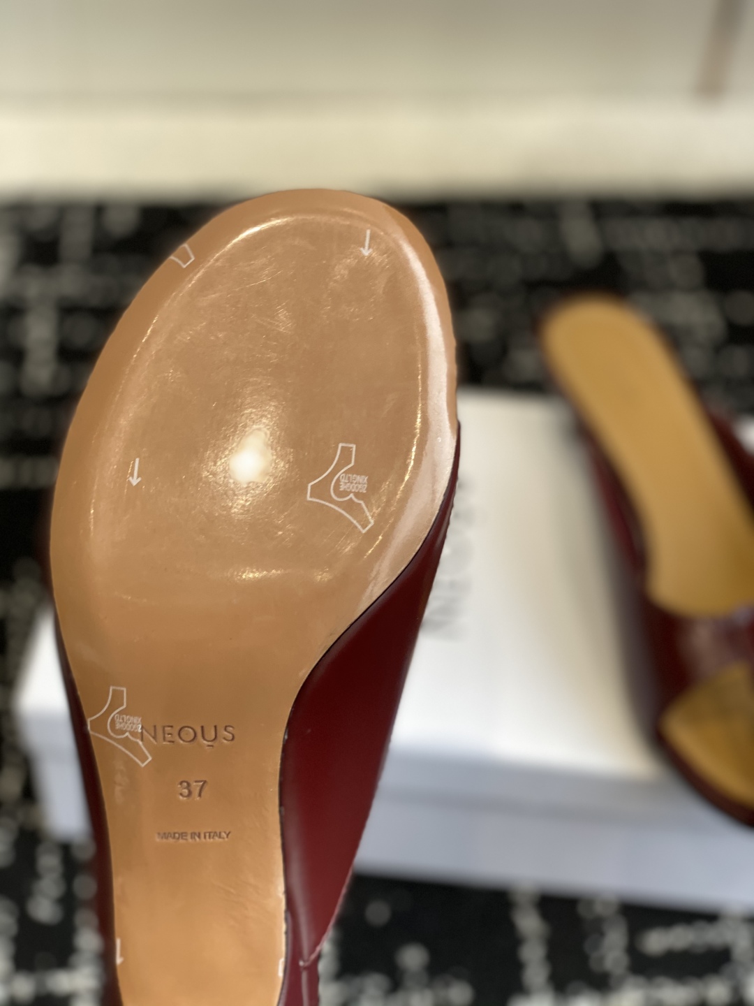 代购级
NEOUS 25ss 春夏新款 细跟 穆勒拖鞋

舒适又时髦的鞋子永远不嫌多，来自伦敦的小众鞋履