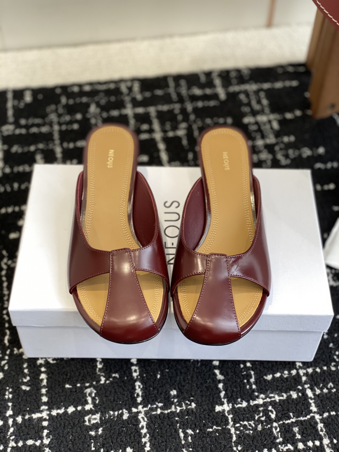 代购级
NEOUS 25ss 春夏新款 细跟 穆勒拖鞋

舒适又时髦的鞋子永远不嫌多，来自伦敦的小众鞋履