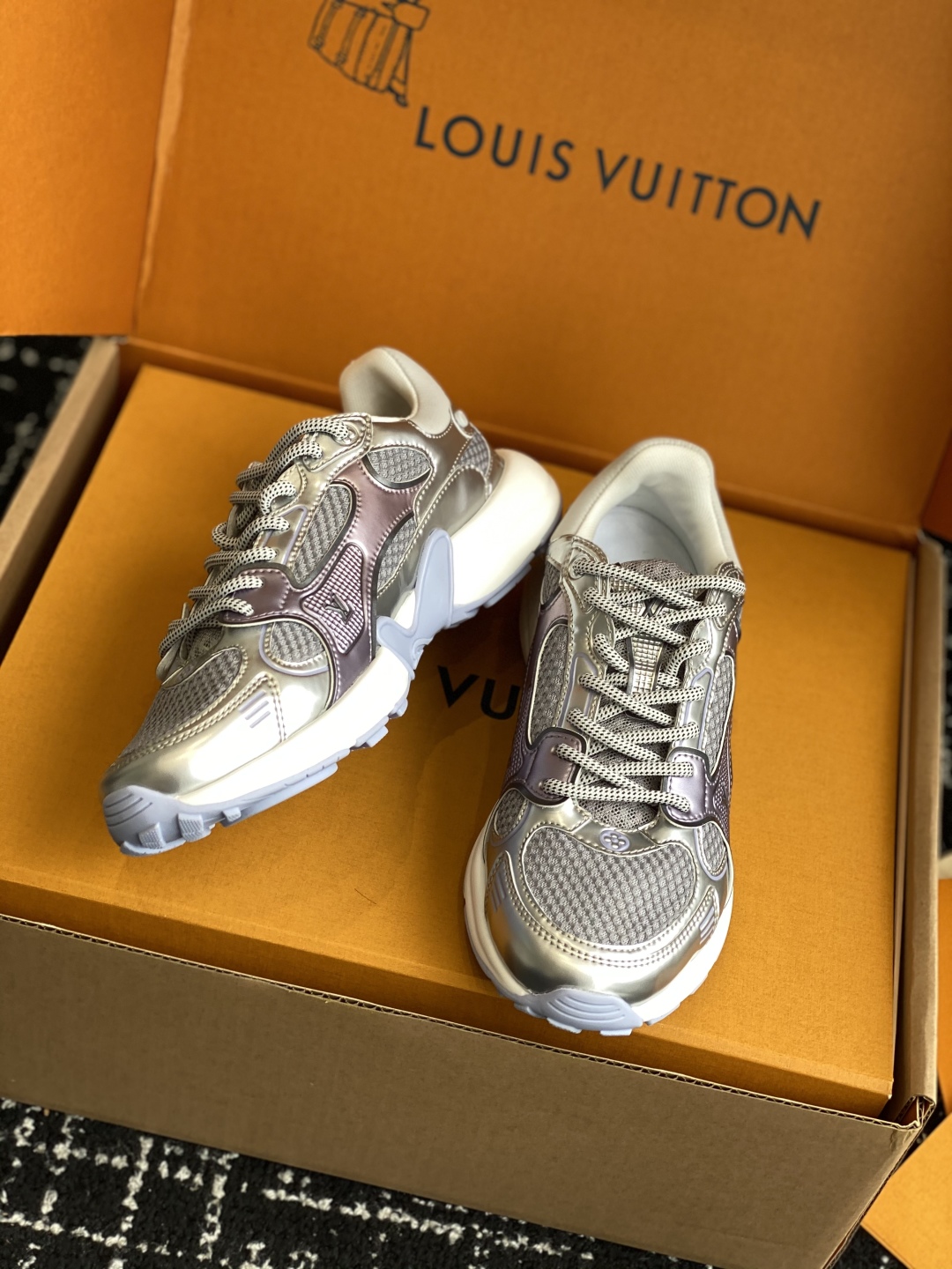 东莞代购级（官网同步✈️盒包装）
LV louis vuitton Olympia 运动鞋融合网格面料与