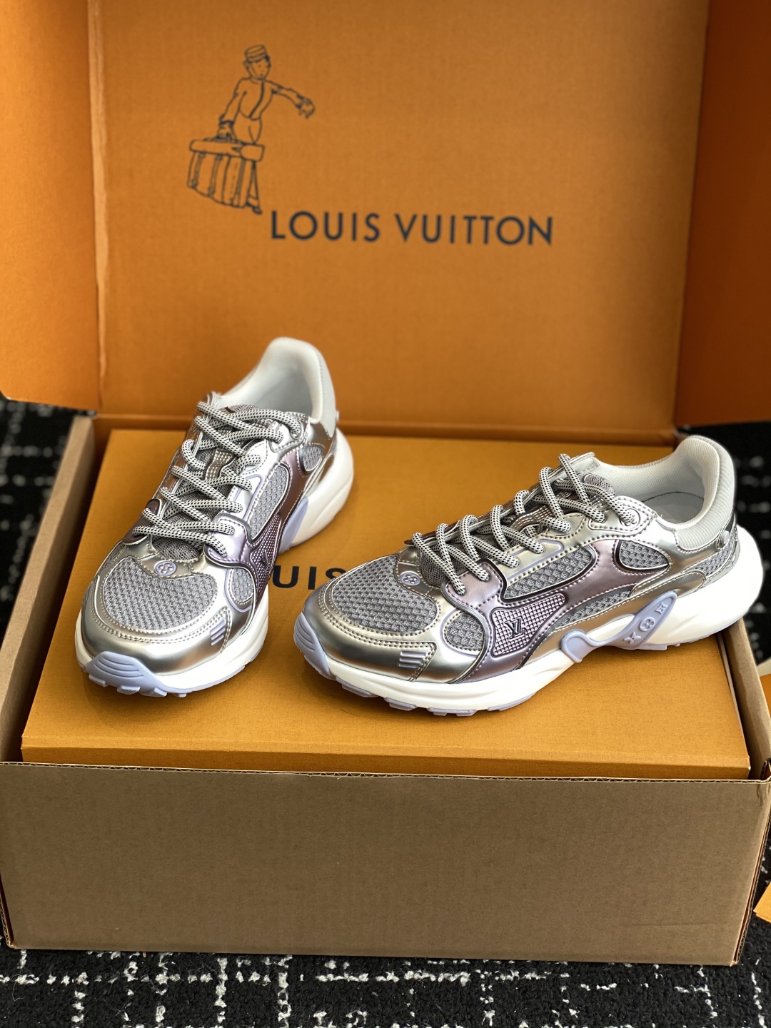 东莞代购级（官网同步✈️盒包装）
LV louis vuitton Olympia 运动鞋融合网格面料与