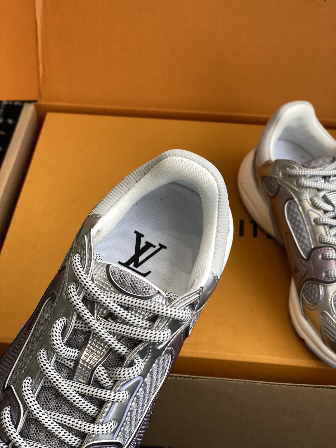 东莞代购级（官网同步✈️盒包装）
LV louis vuitton Olympia 运动鞋融合网格面料与