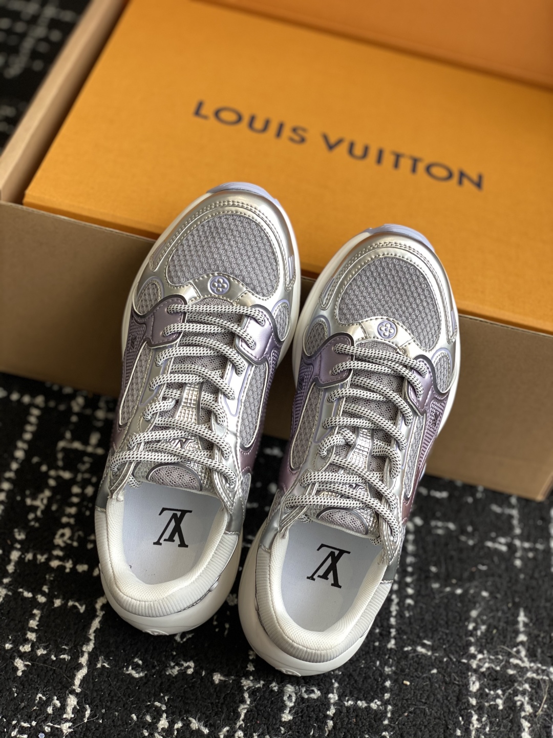 东莞代购级（官网同步✈️盒包装）
LV louis vuitton Olympia 运动鞋融合网格面料与