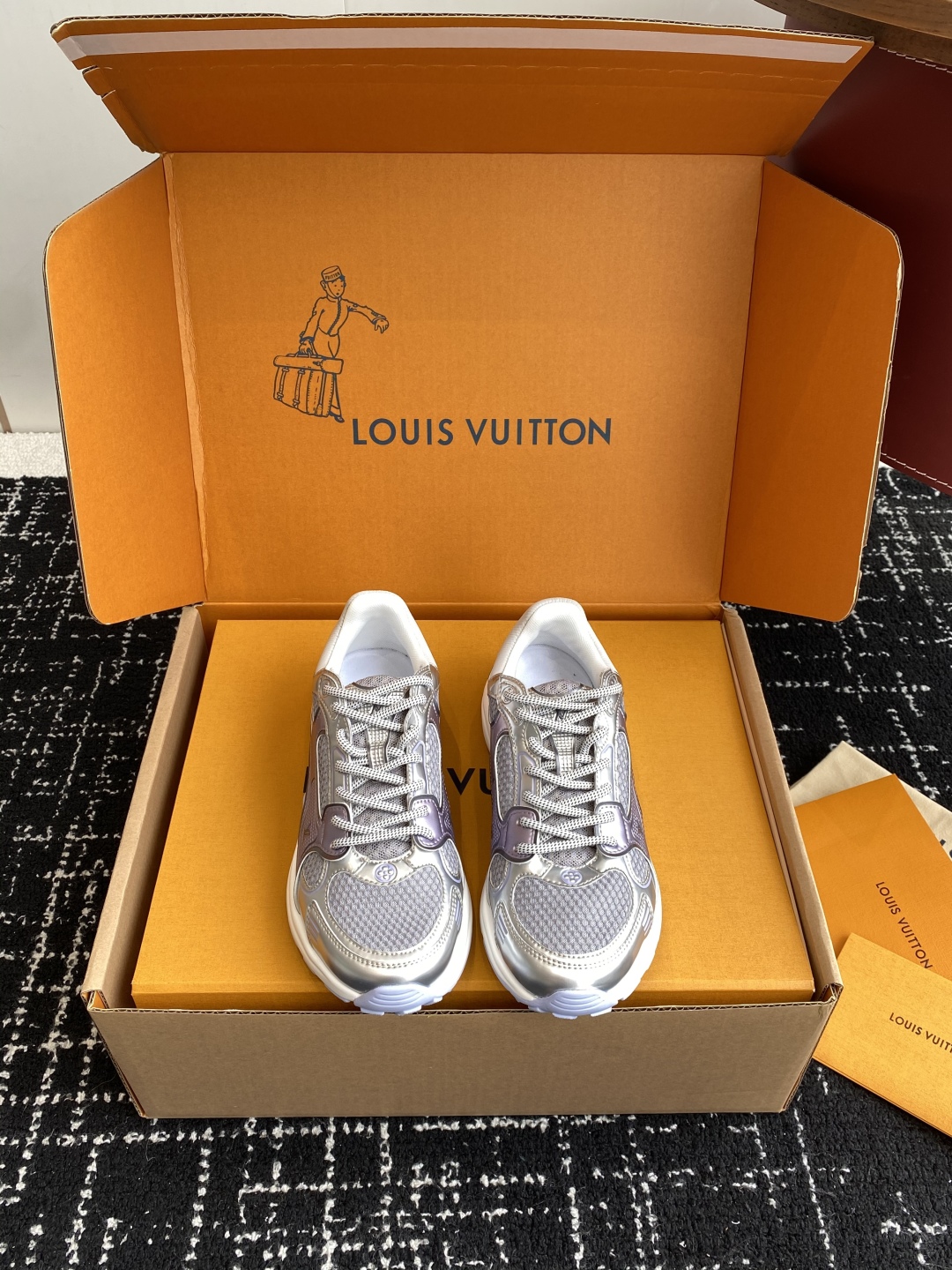 东莞代购级（官网同步✈️盒包装）
LV louis vuitton Olympia 运动鞋融合网格面料与
