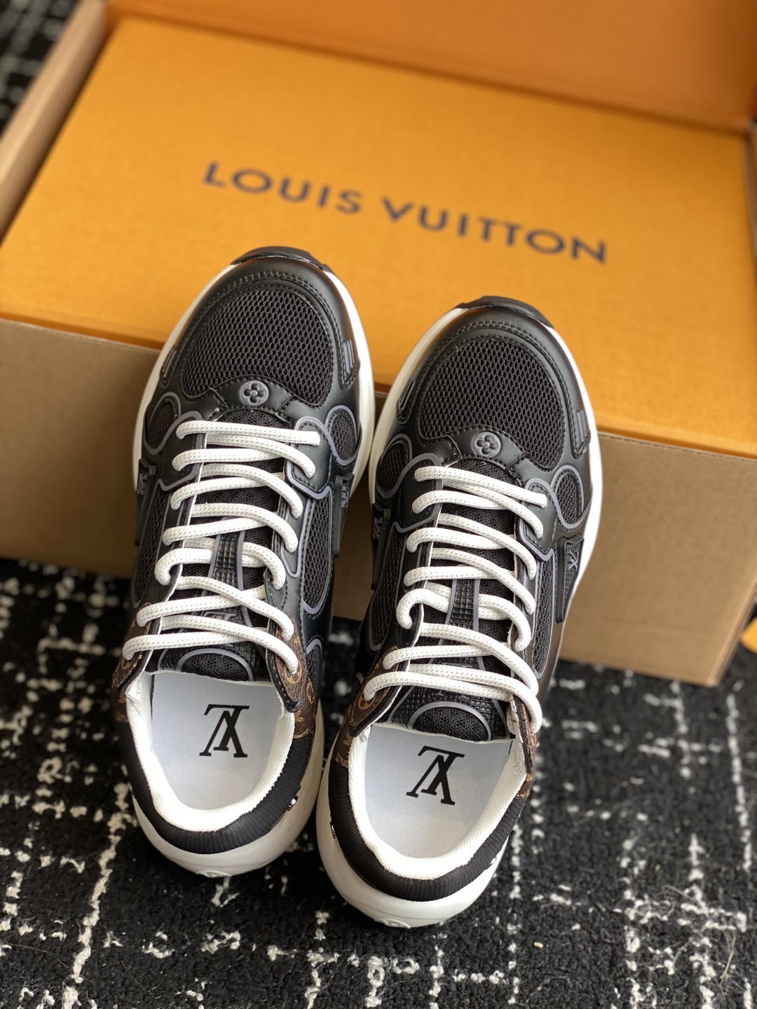 东莞代购级（官网同步✈️盒包装）
LV louis vuitton Olympia 运动鞋融合网格面料与