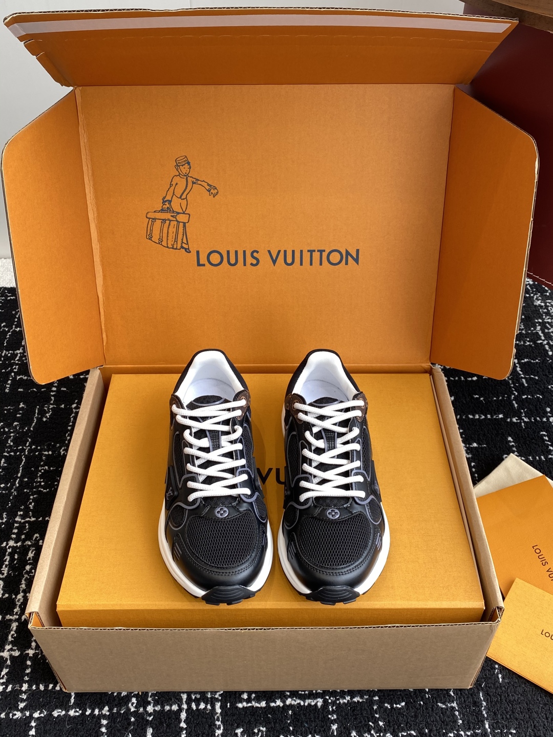 东莞代购级（官网同步✈️盒包装）
LV louis vuitton Olympia 运动鞋融合网格面料与
