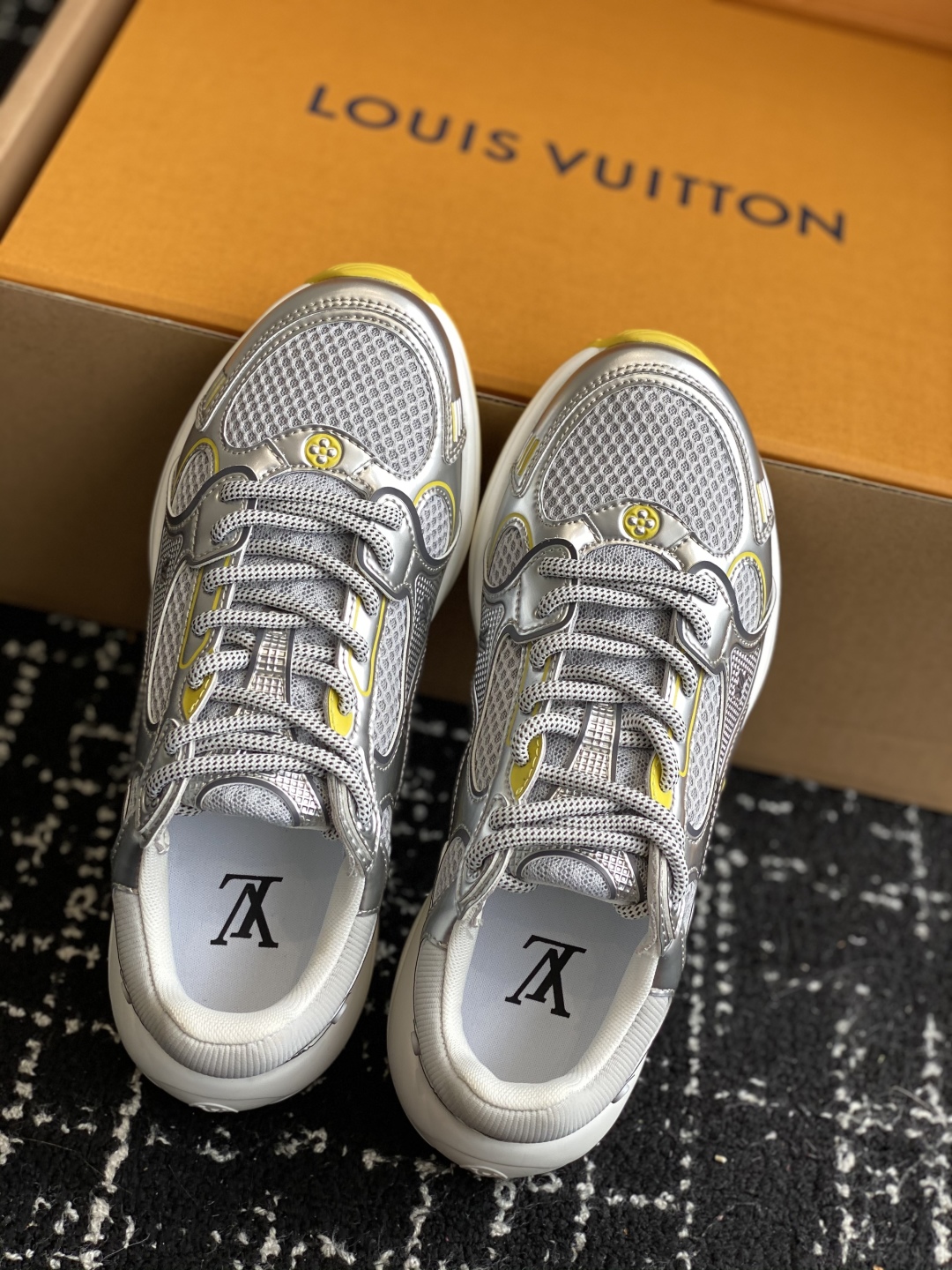 东莞代购级（官网同步✈️盒包装）
LV louis vuitton Olympia 运动鞋融合网格面料与