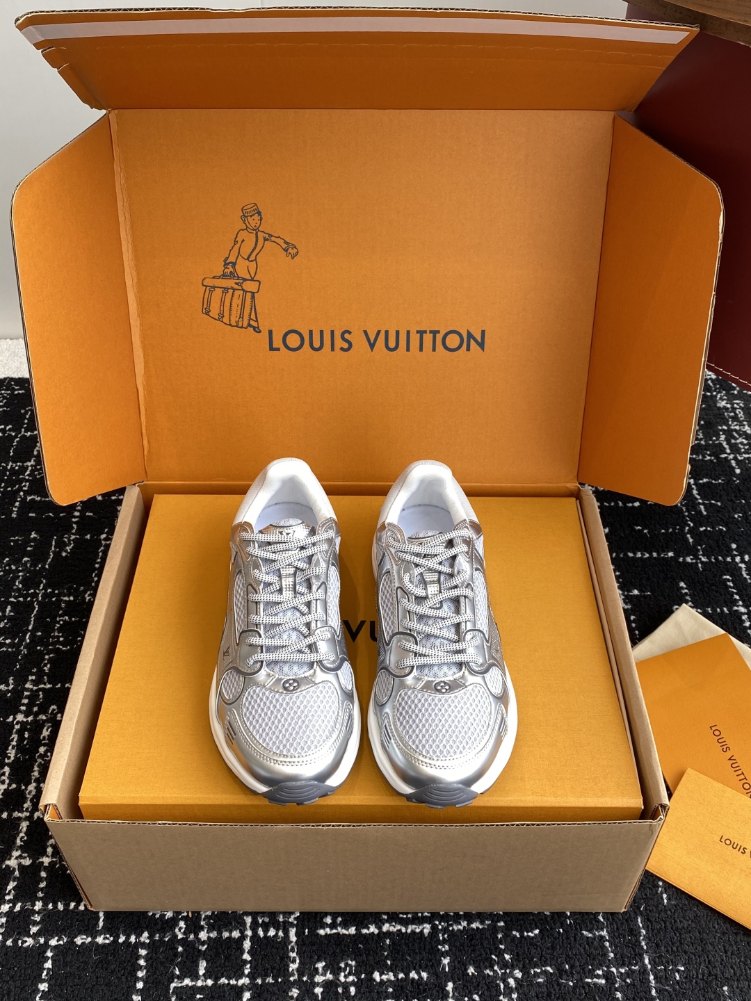 东莞代购级（官网同步✈️盒包装）
LV louis vuitton Olympia 运动鞋融合网格面料与