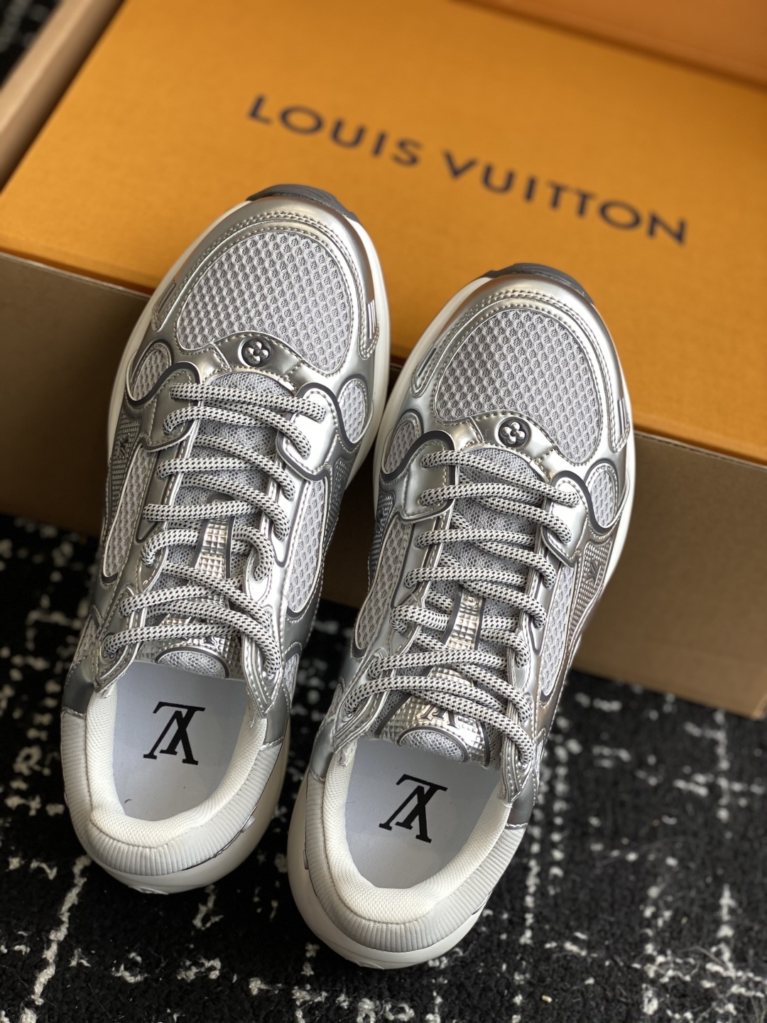 东莞代购级（官网同步✈️盒包装）
LV louis vuitton Olympia 运动鞋融合网格面料与