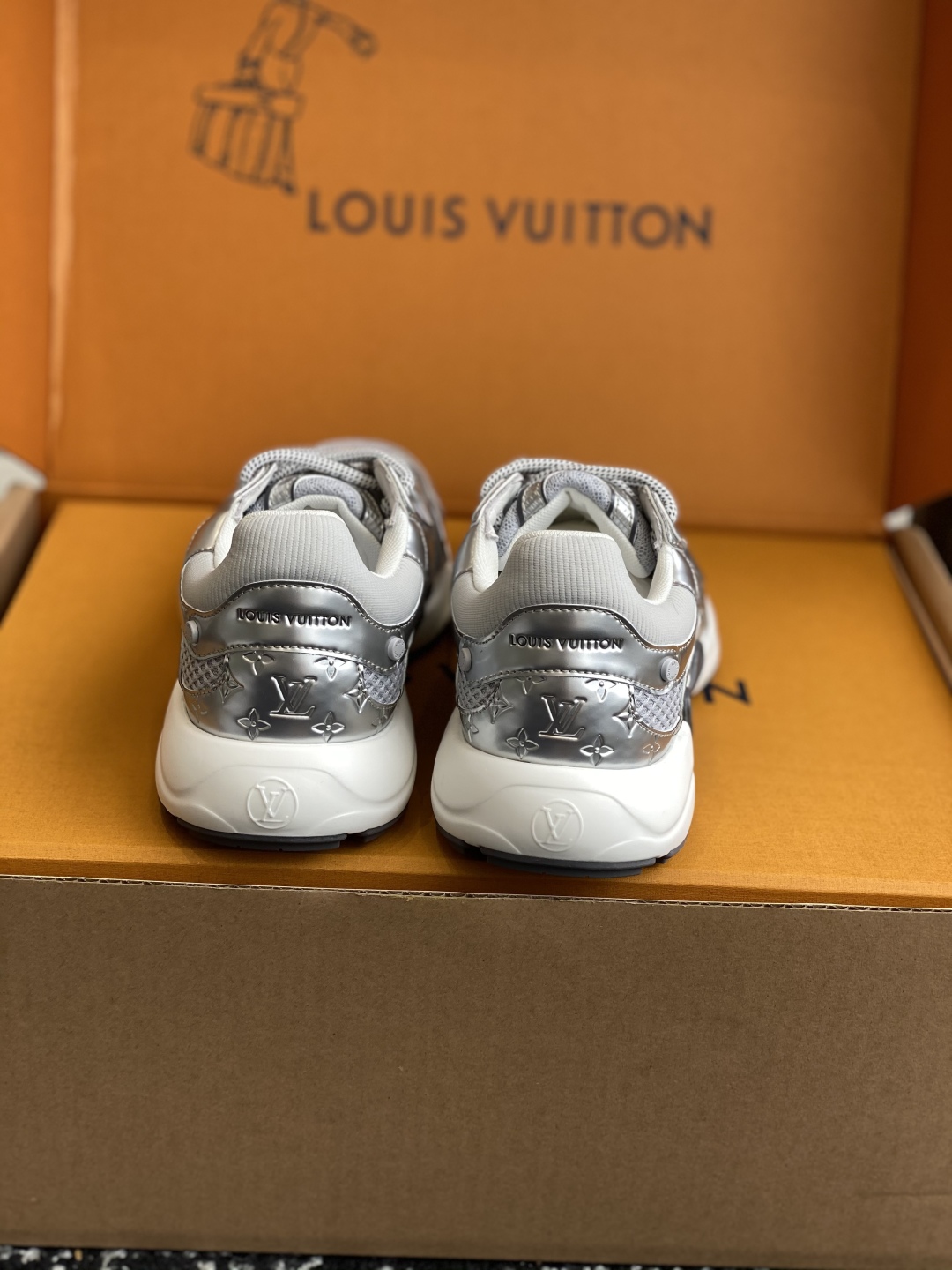 东莞代购级（官网同步✈️盒包装）
LV louis vuitton Olympia 运动鞋融合网格面料与