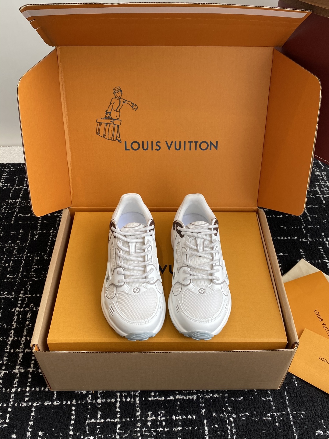 东莞代购级（官网同步✈️盒包装）
LV louis vuitton Olympia 运动鞋融合网格面料与