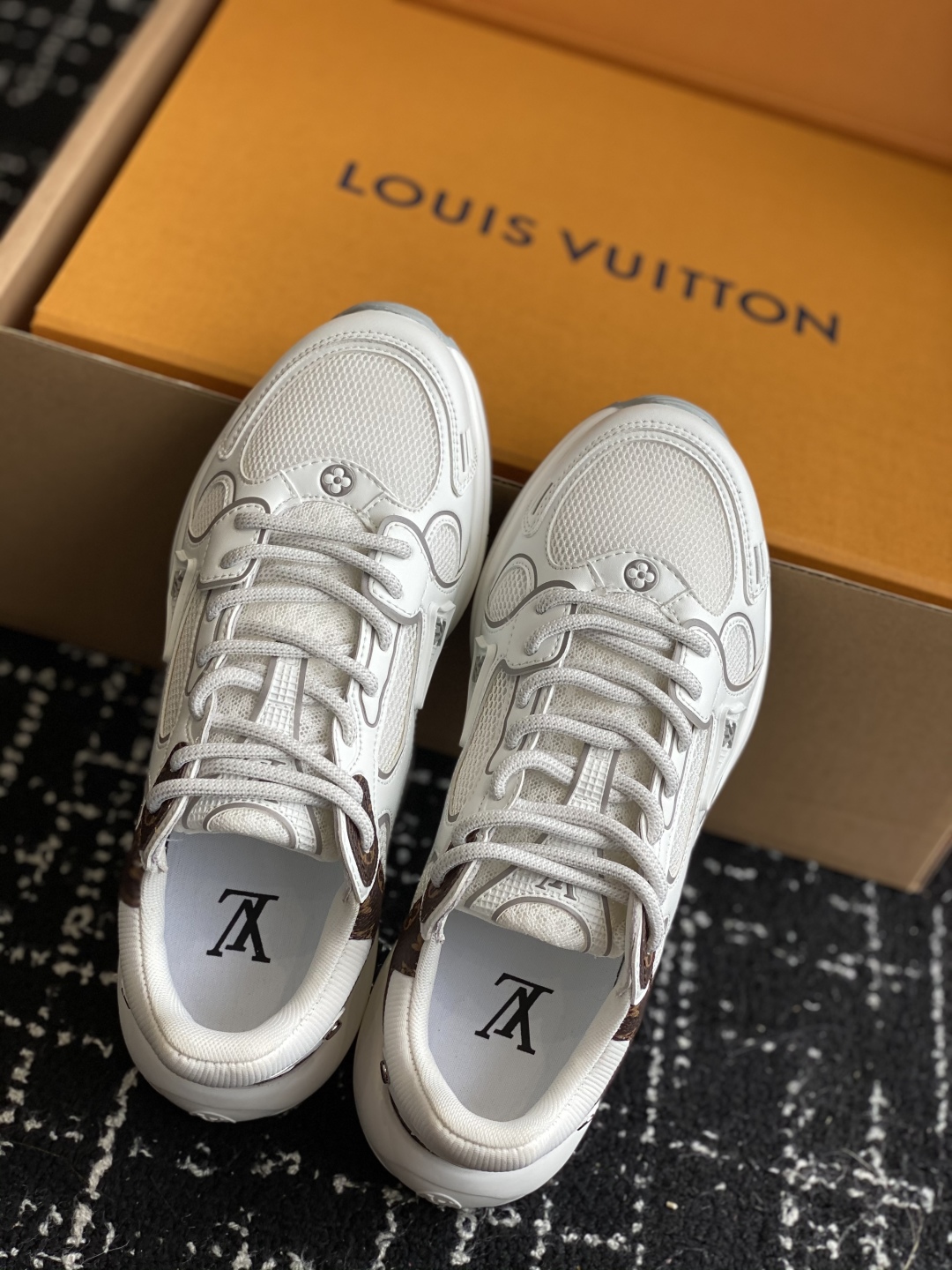 东莞代购级（官网同步✈️盒包装）
LV louis vuitton Olympia 运动鞋融合网格面料与